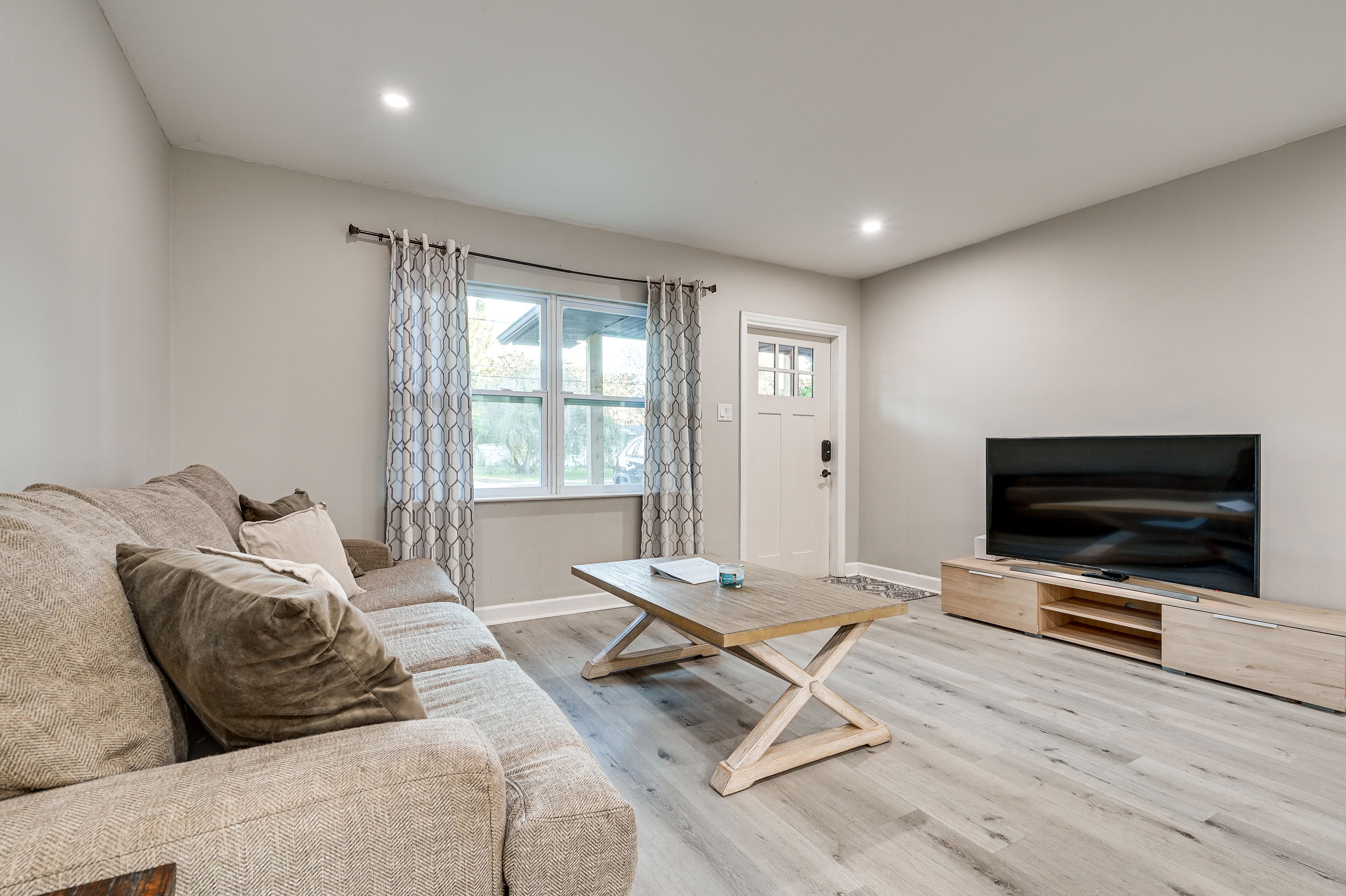 Living Room | Free WiFi | Smart TV | Central A/C