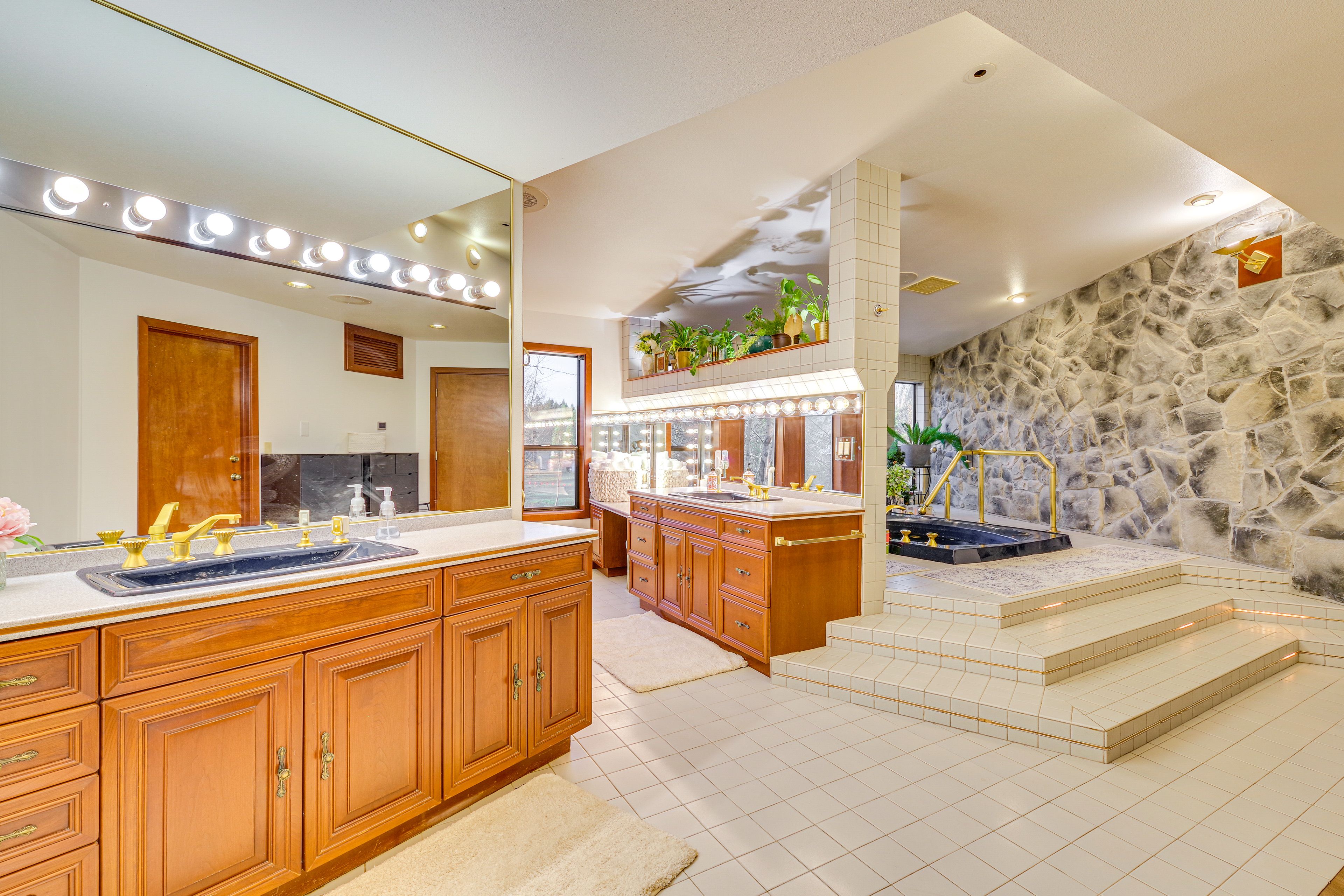 En-Suite Bathroom | Shower | Jetted Tub | 2nd Floor