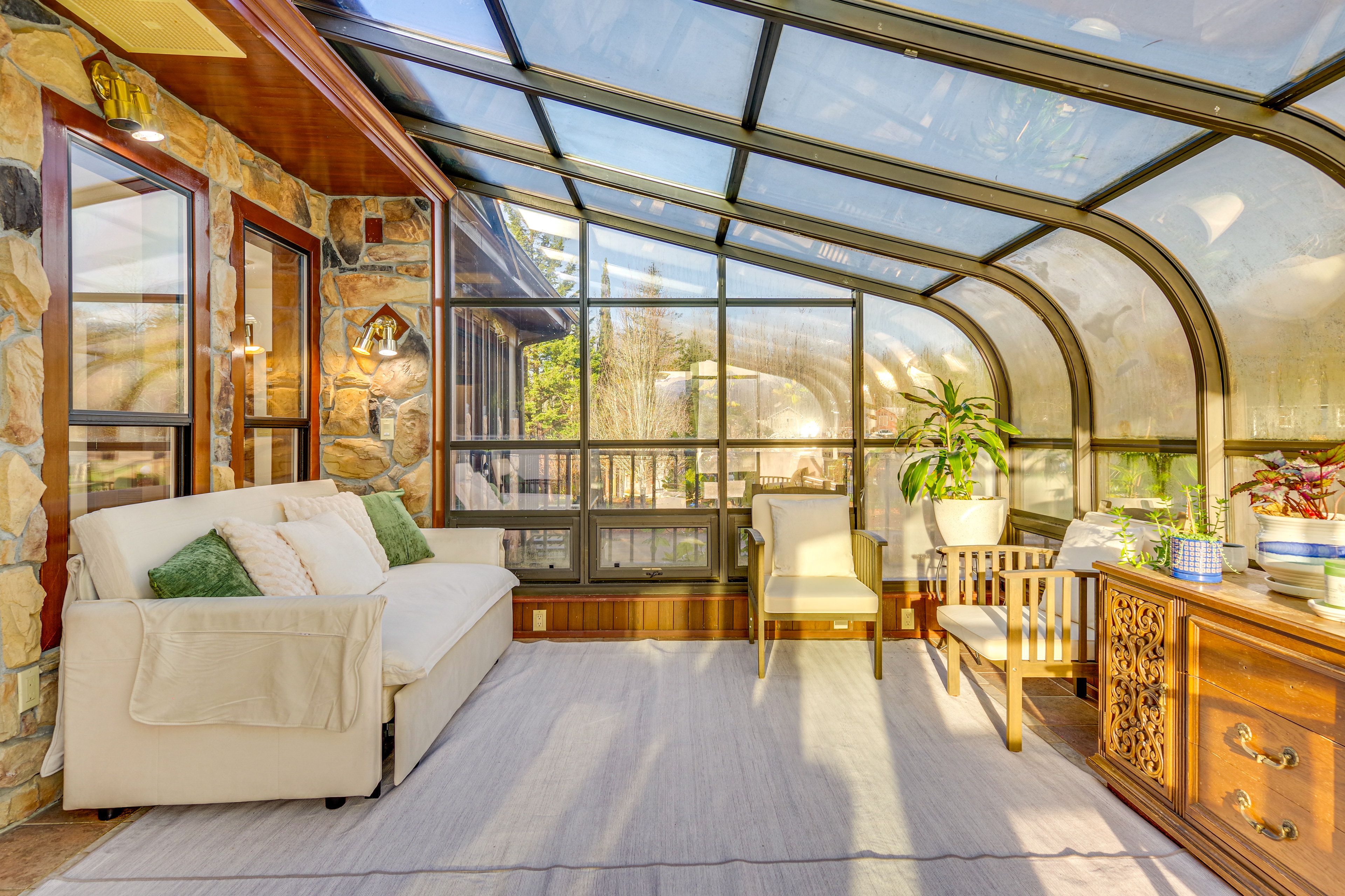 Enclosed Sunroom | Queen Sleeper Sofa | Deck Access | 2nd Floor