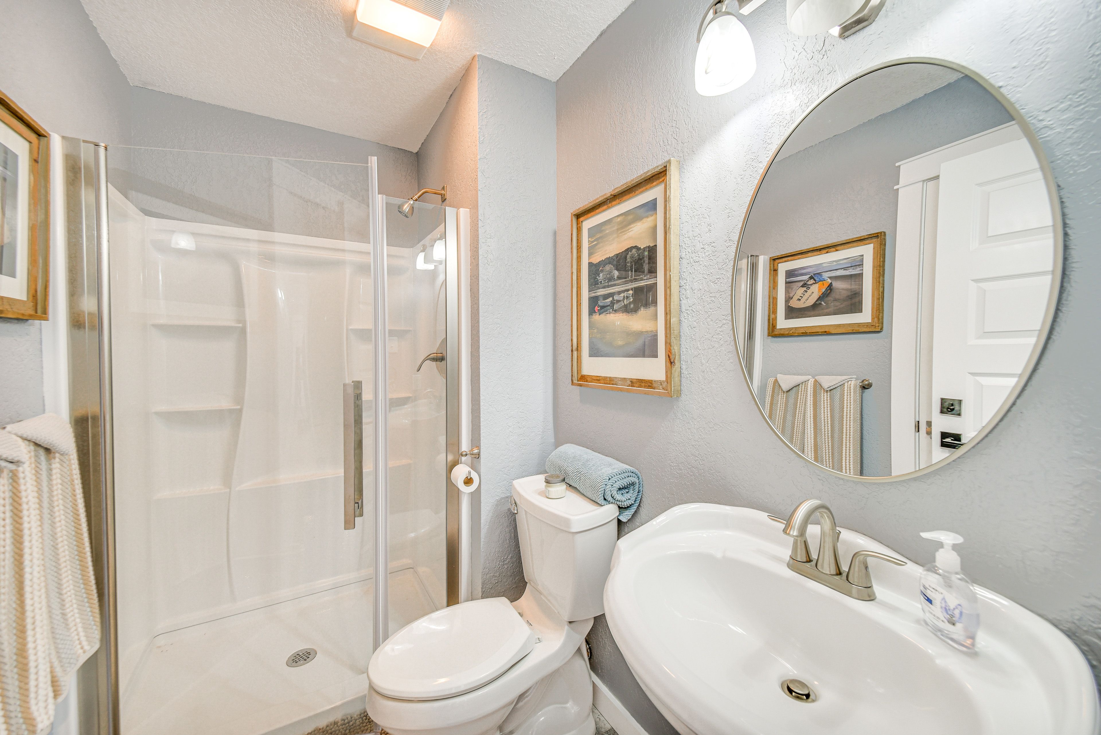 Full Bathroom | Towels Provided