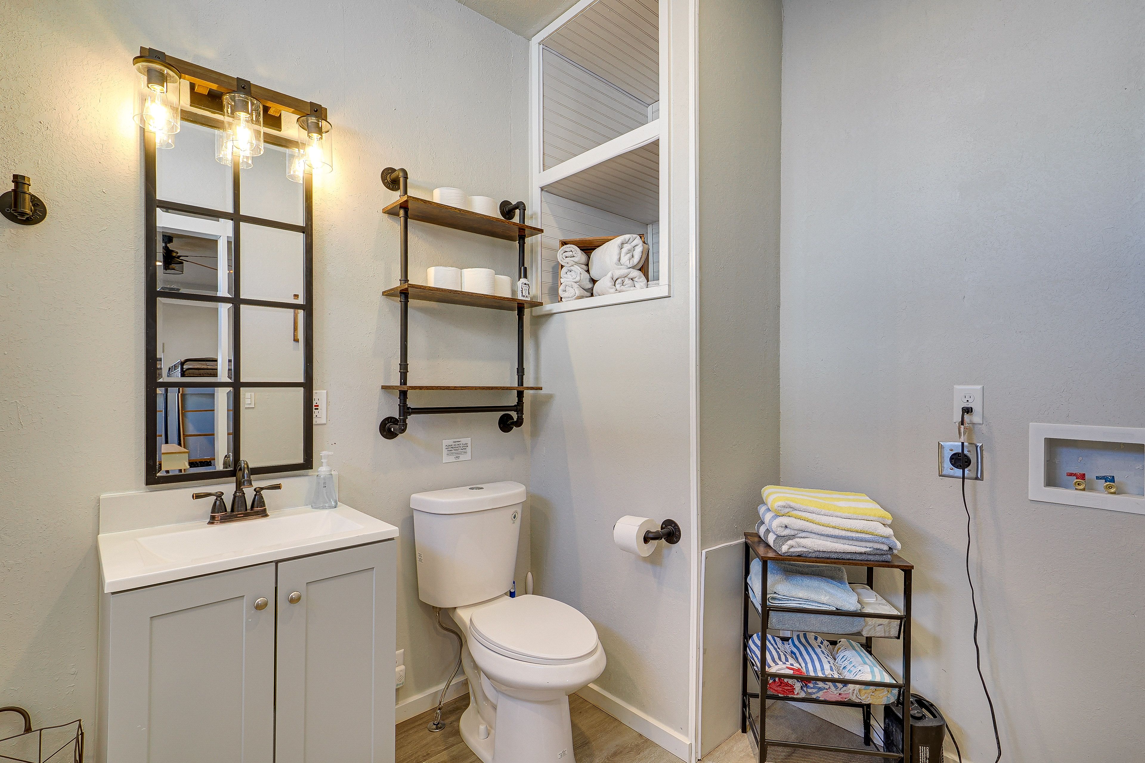 Full Bathroom | Complimentary Toiletries | Towels Provided