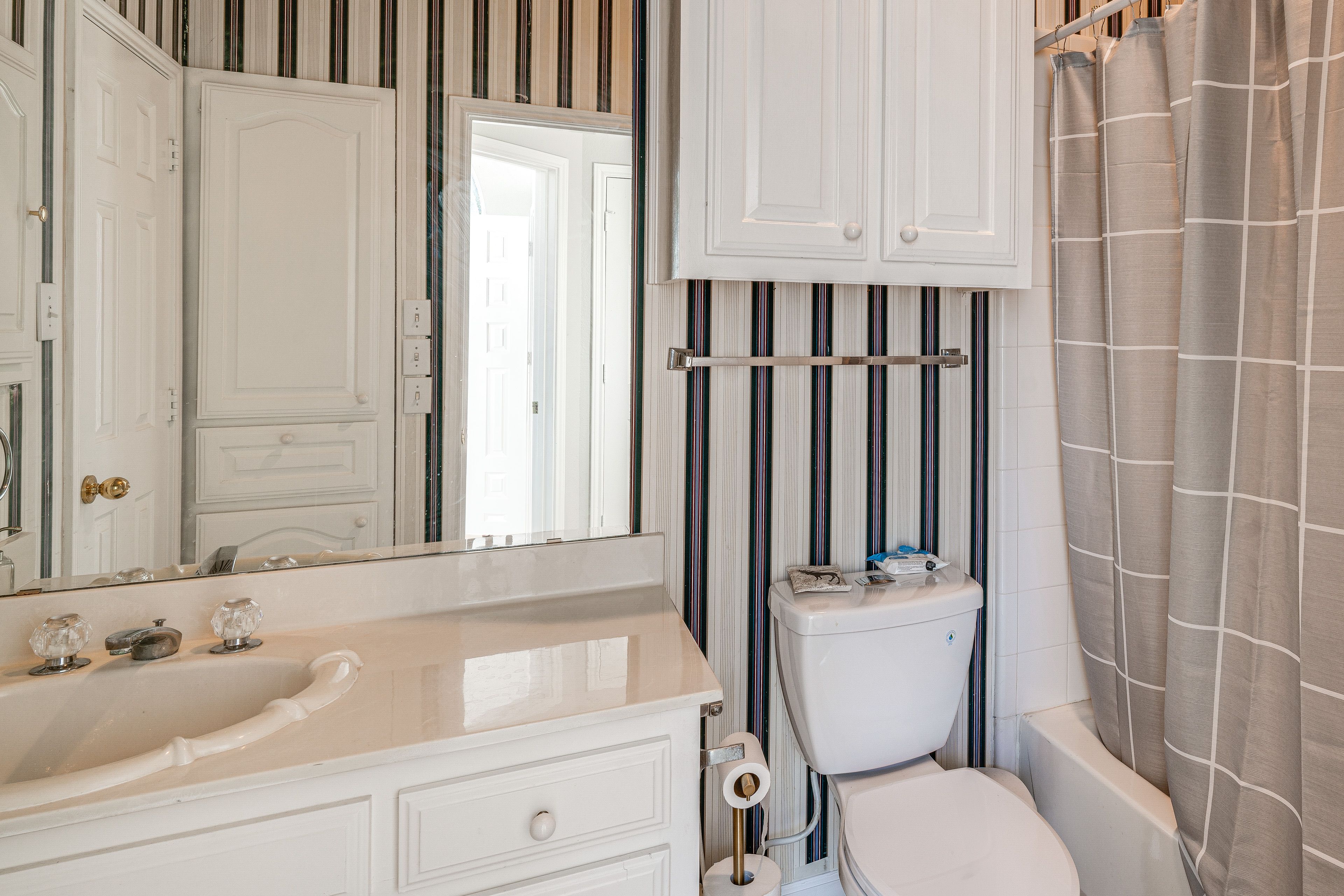 Full Bathroom | Shower/Tub Combo | Towels Provided | Hair Dryer