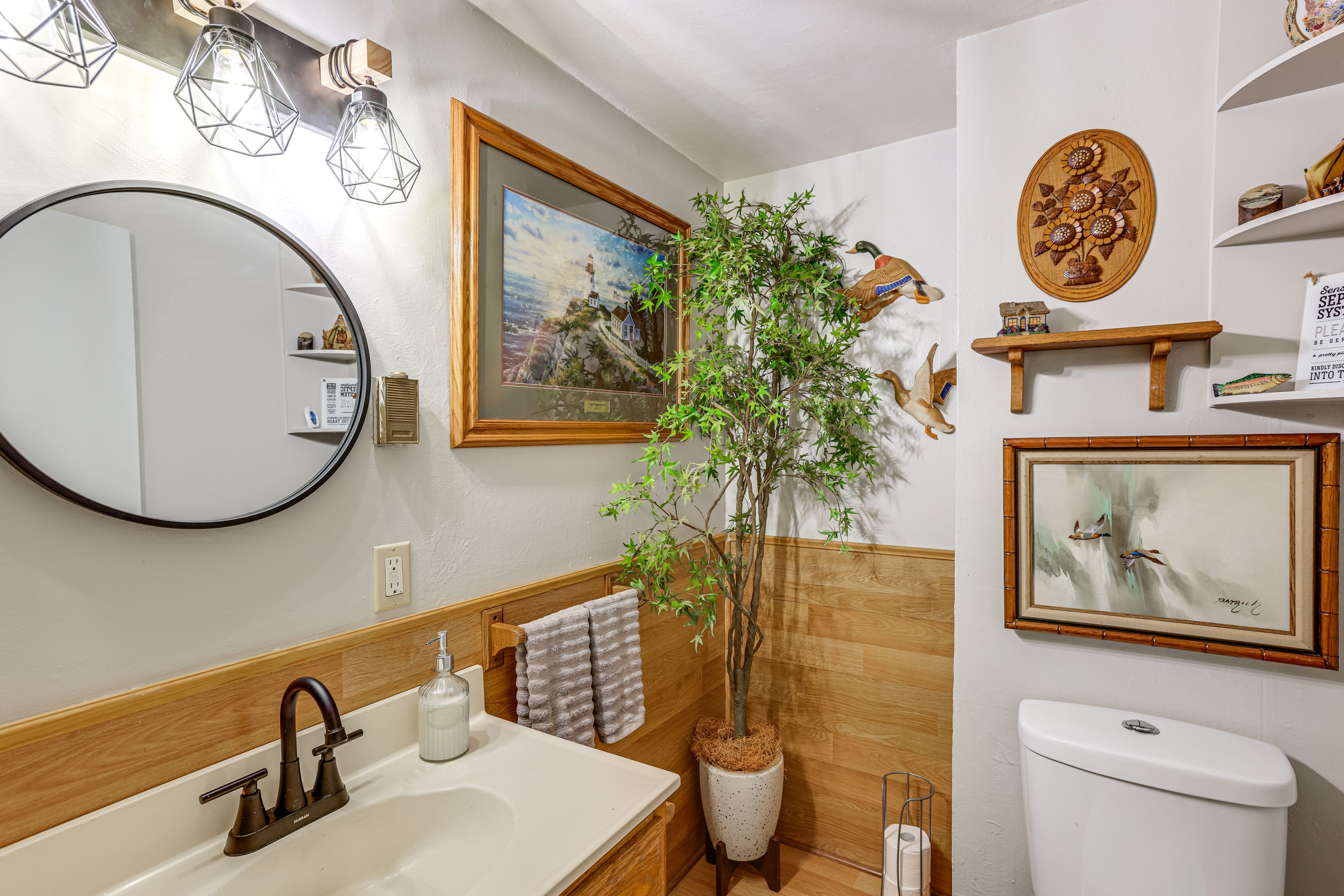 Half Bath | Towels Provided | Main Floor