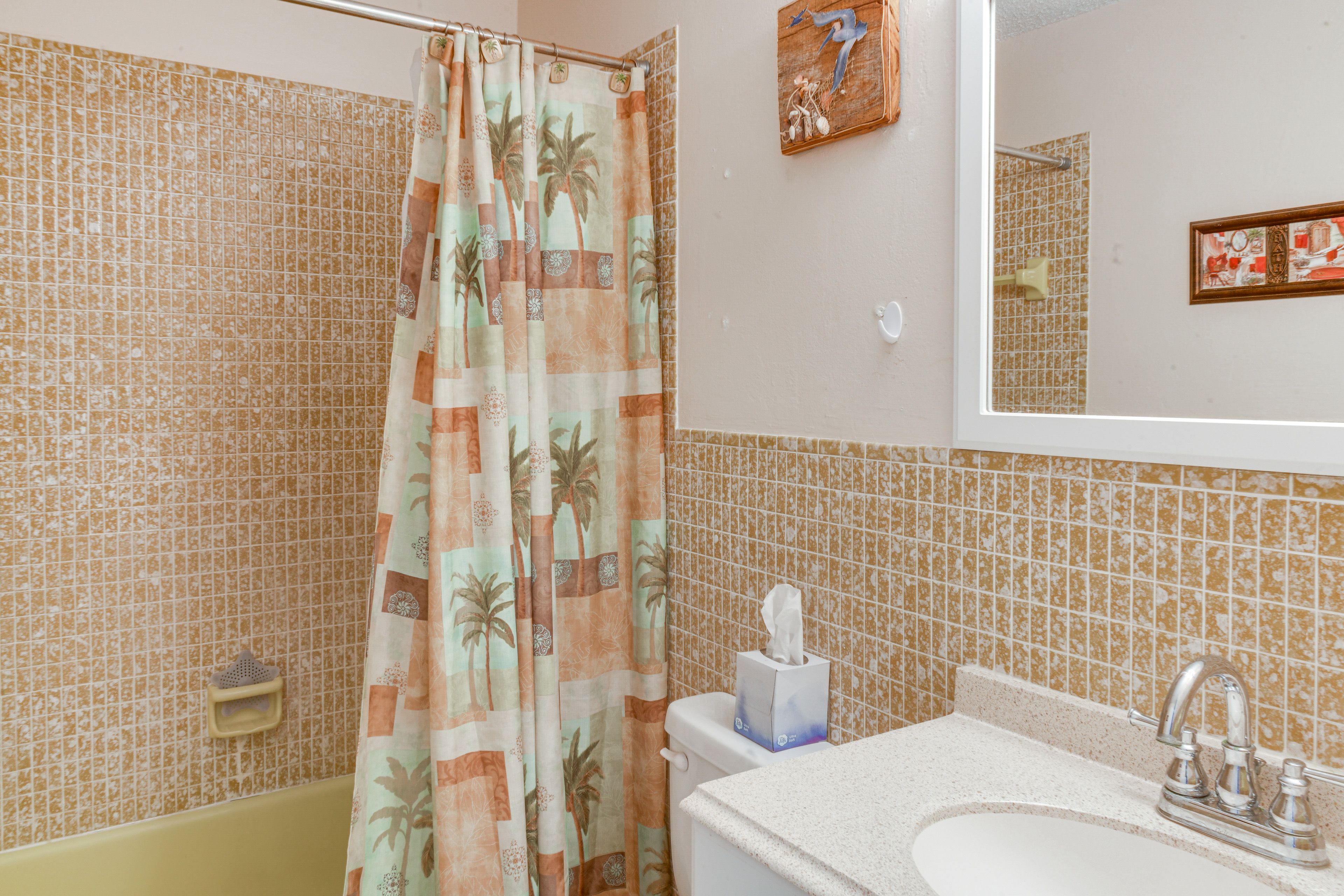 Full Bathroom | 2nd Floor | Shower/Tub Combo | Towels Provided