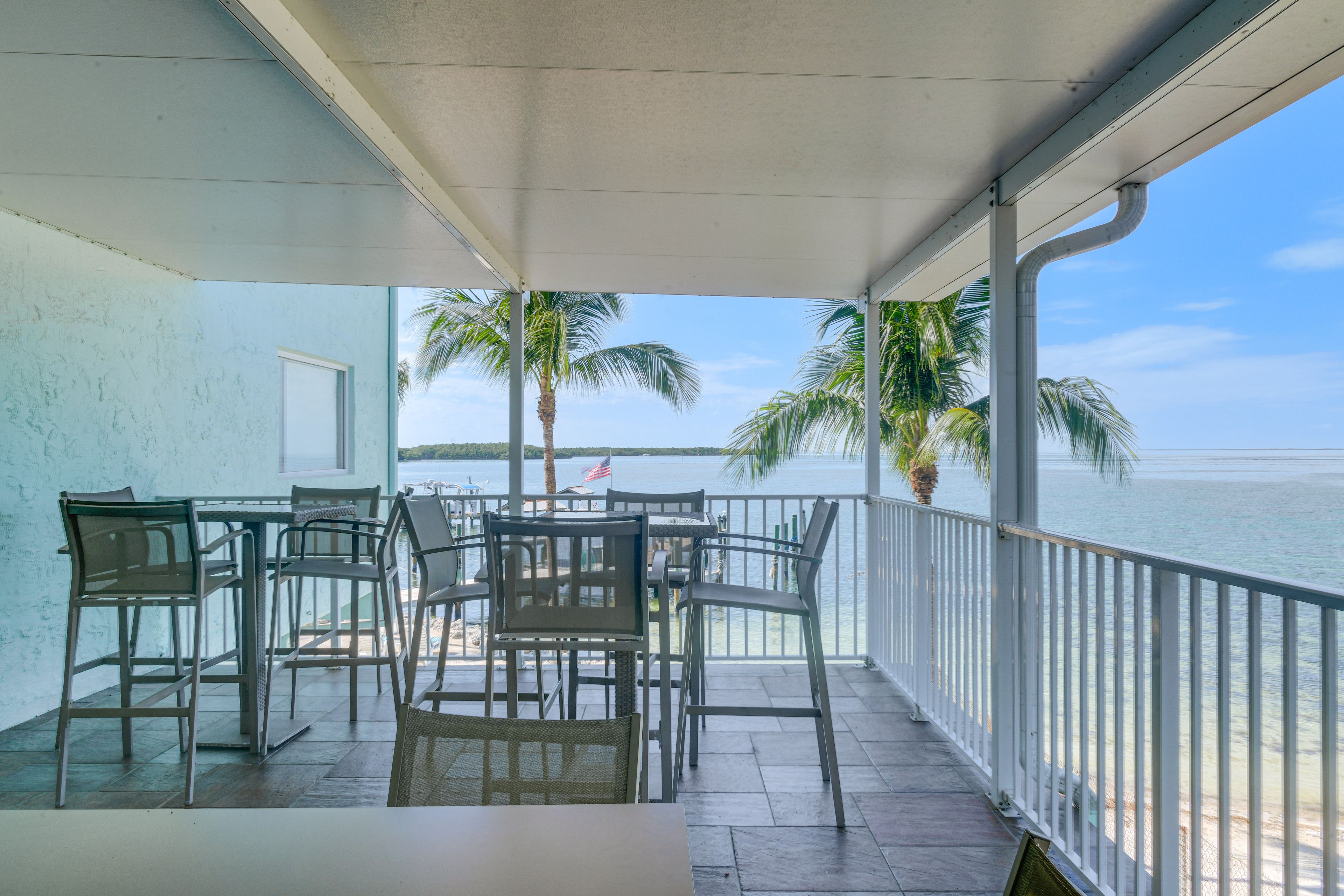 Community Seating & Dining Area