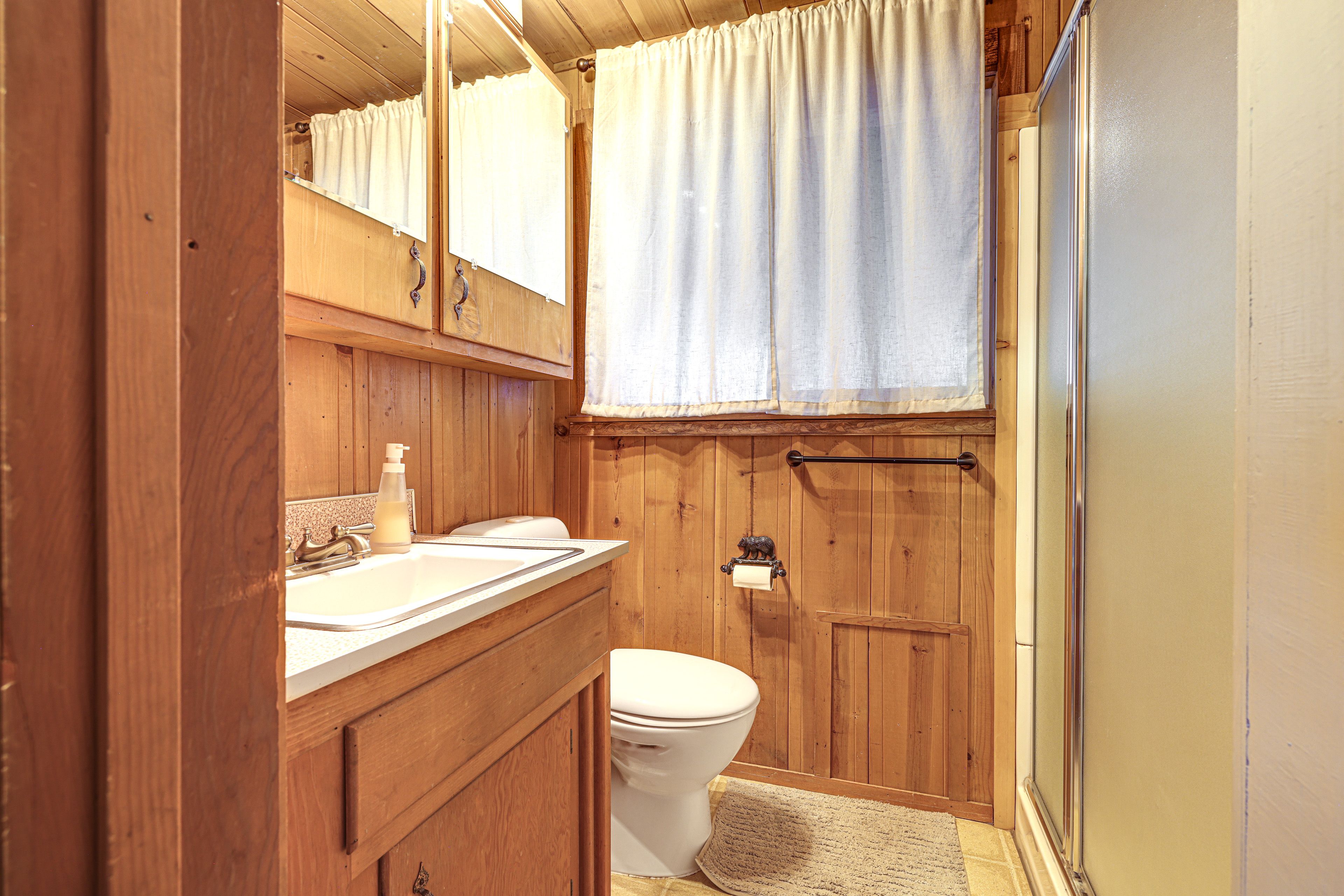 Bathroom | Complimentary Toiletries | Towels Provided | 1st Floor