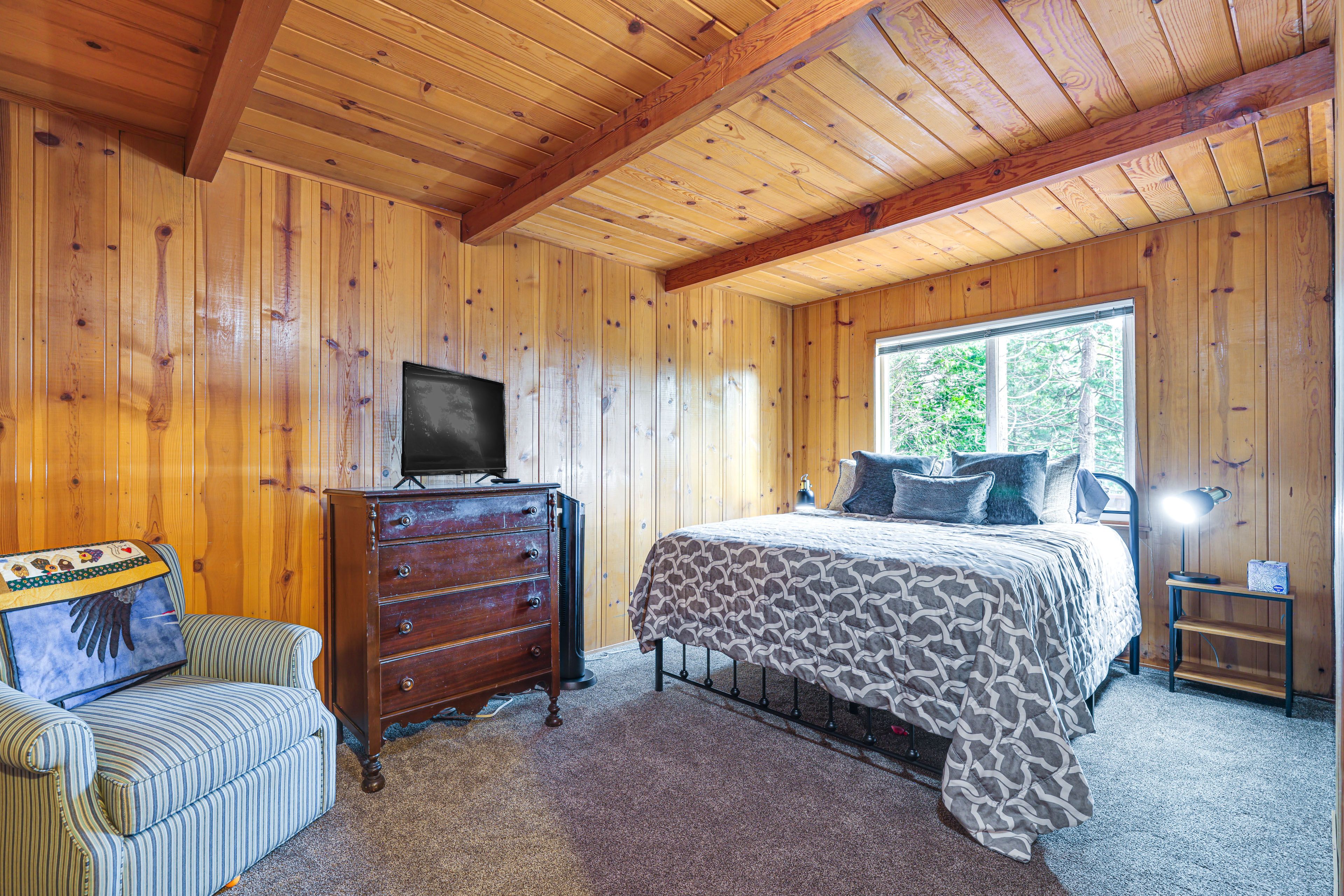 Bedroom 1 | Queen Bed | Linens Provided | 1st Floor