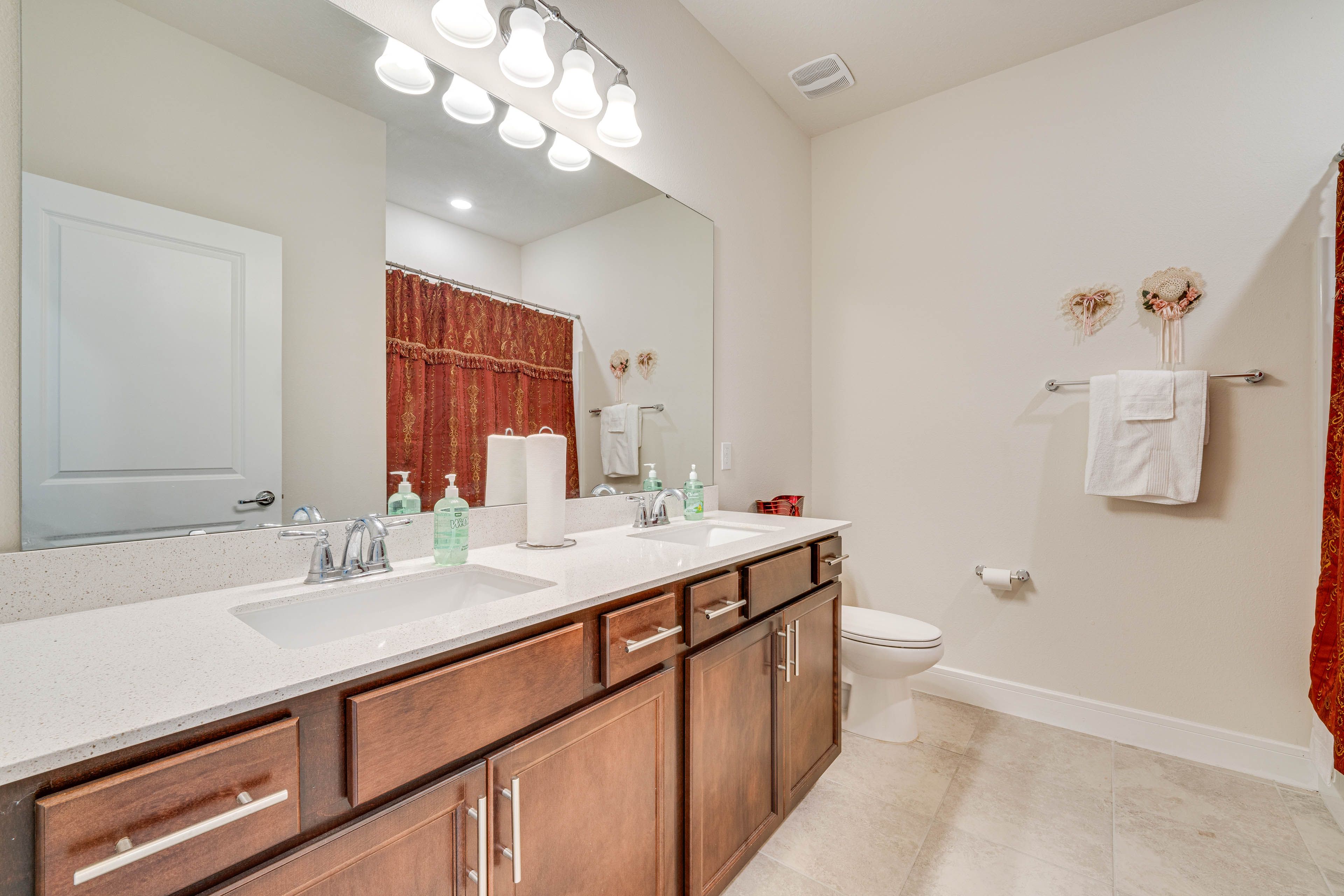 Full Bathroom | Hair Dryer | Complimentary Toiletries