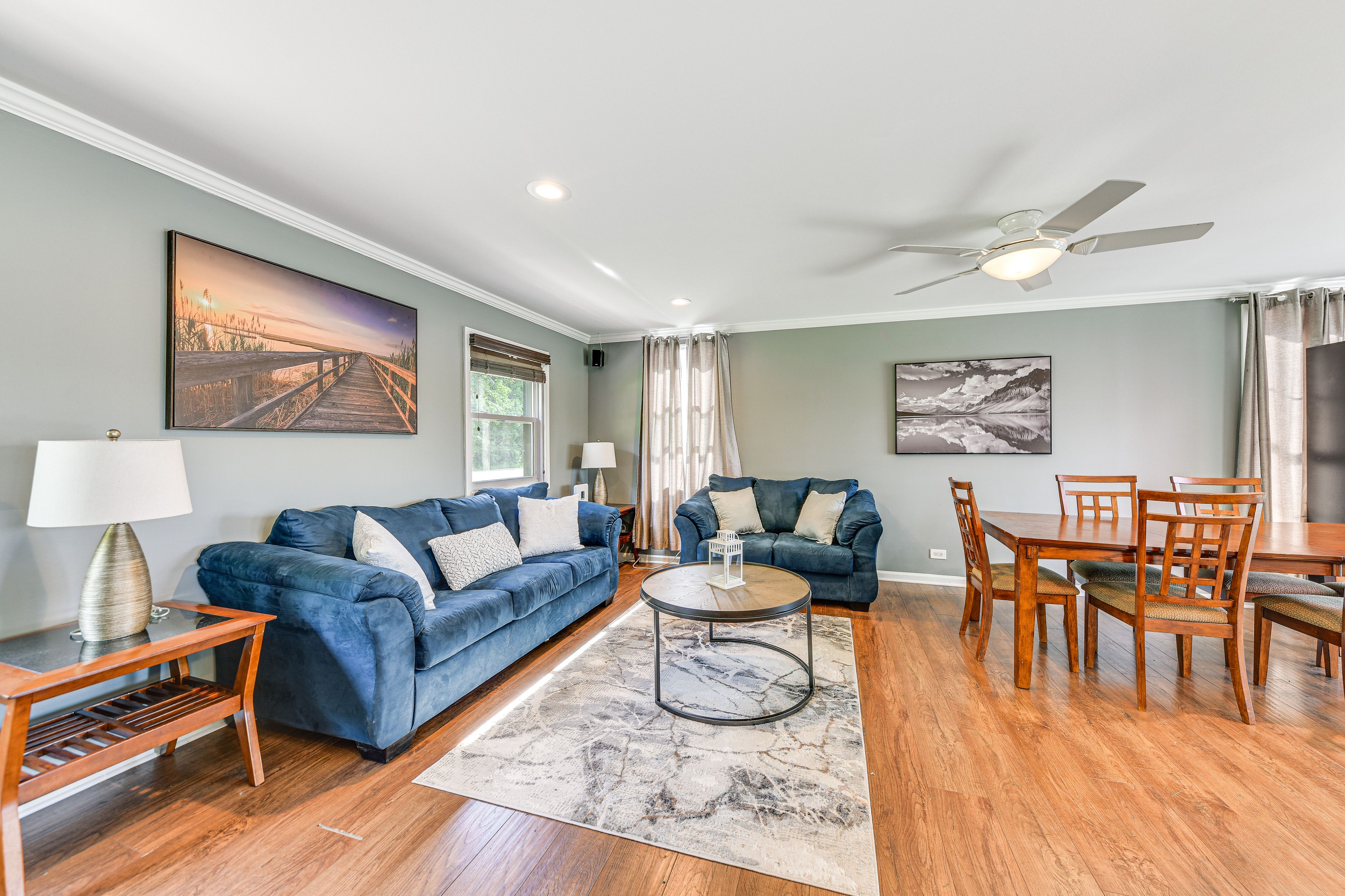 Living Room | Queen Sleeper Sofa | Smart TV | Fireplace | Free WiFi