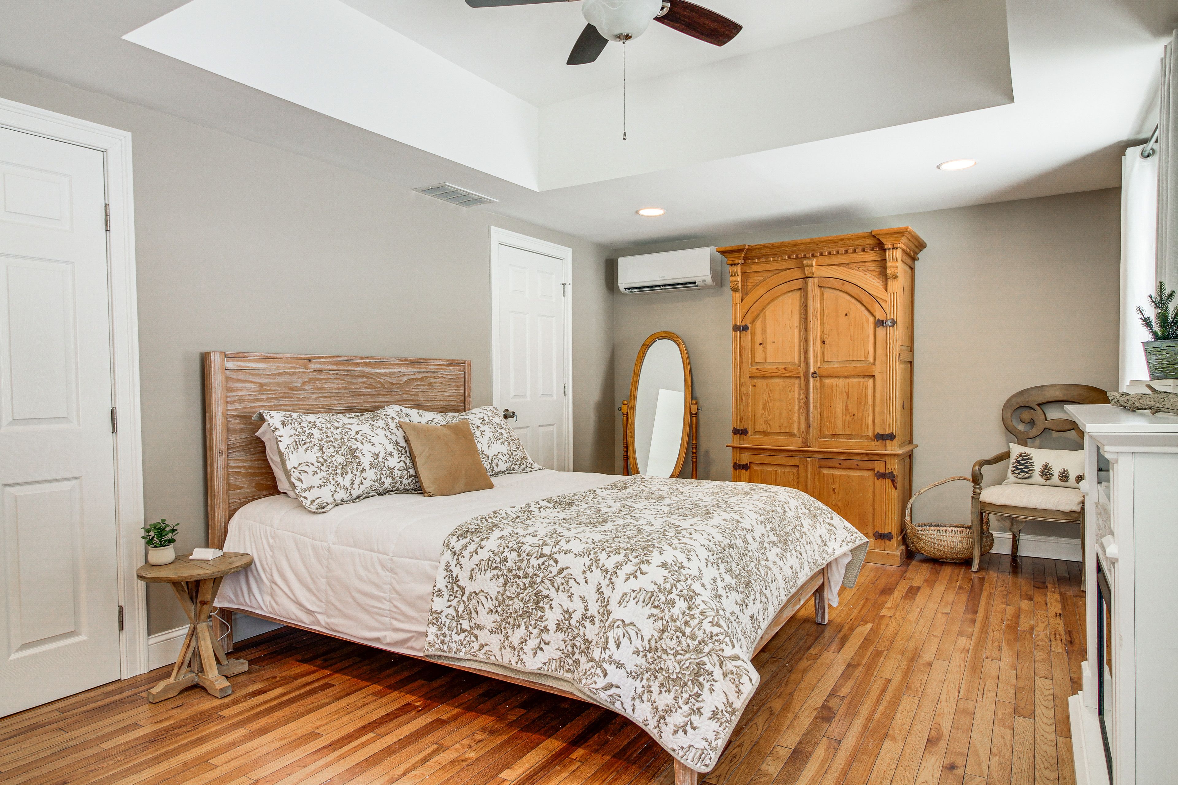 Bedroom 1 | Queen Bed | 1st Floor | Linens Provided | Fireplace