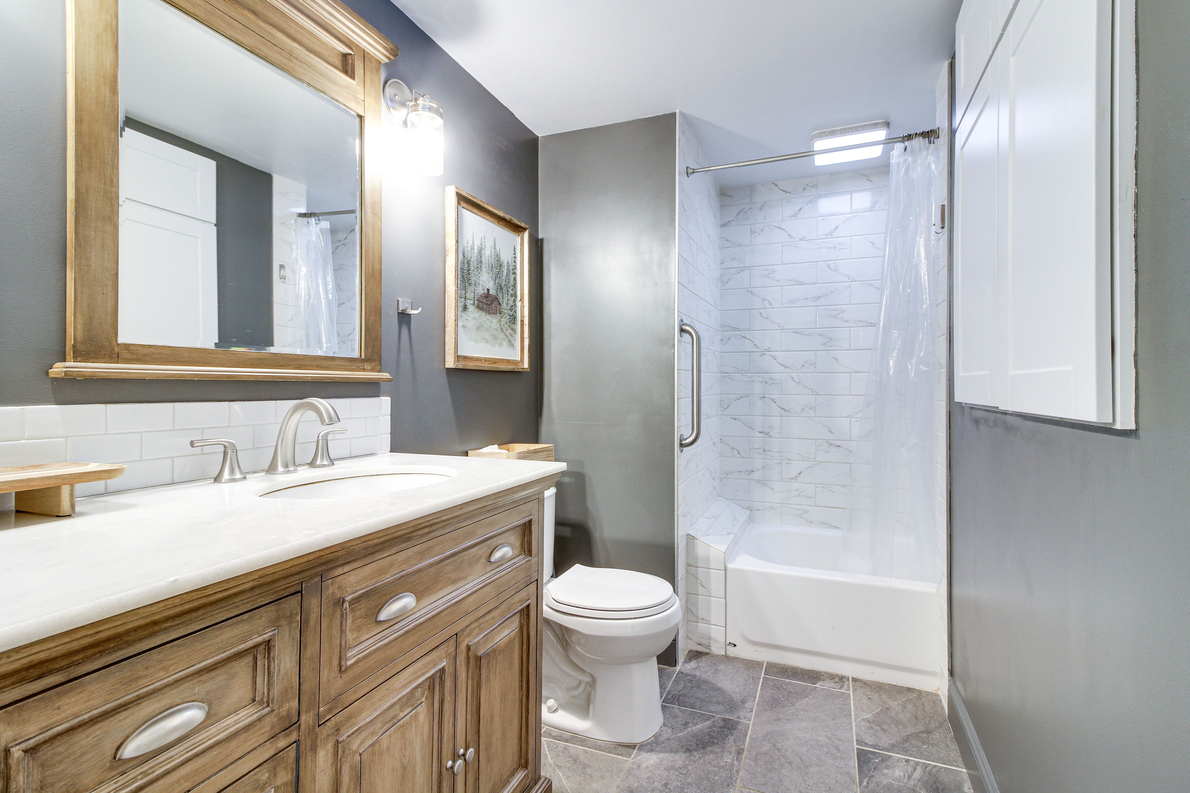 Full Bathroom | 1st Floor | Towels Provided | Complimentary Toiletries
