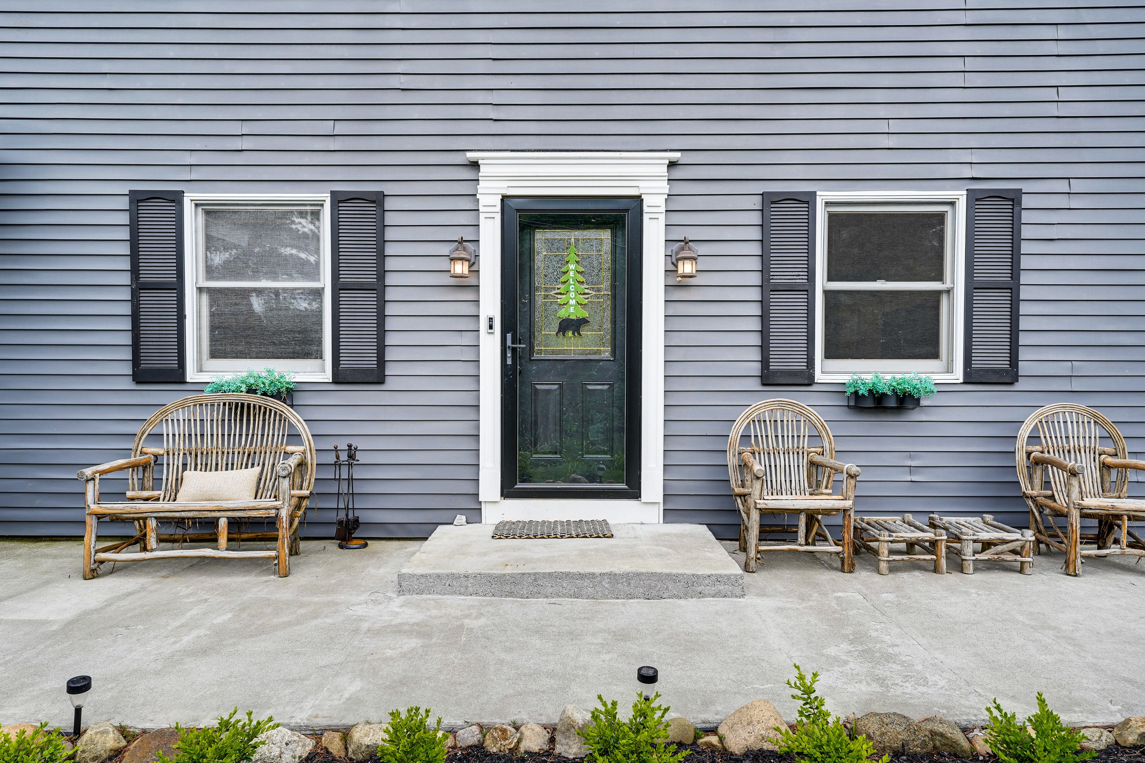 Front Porch w/ Seating