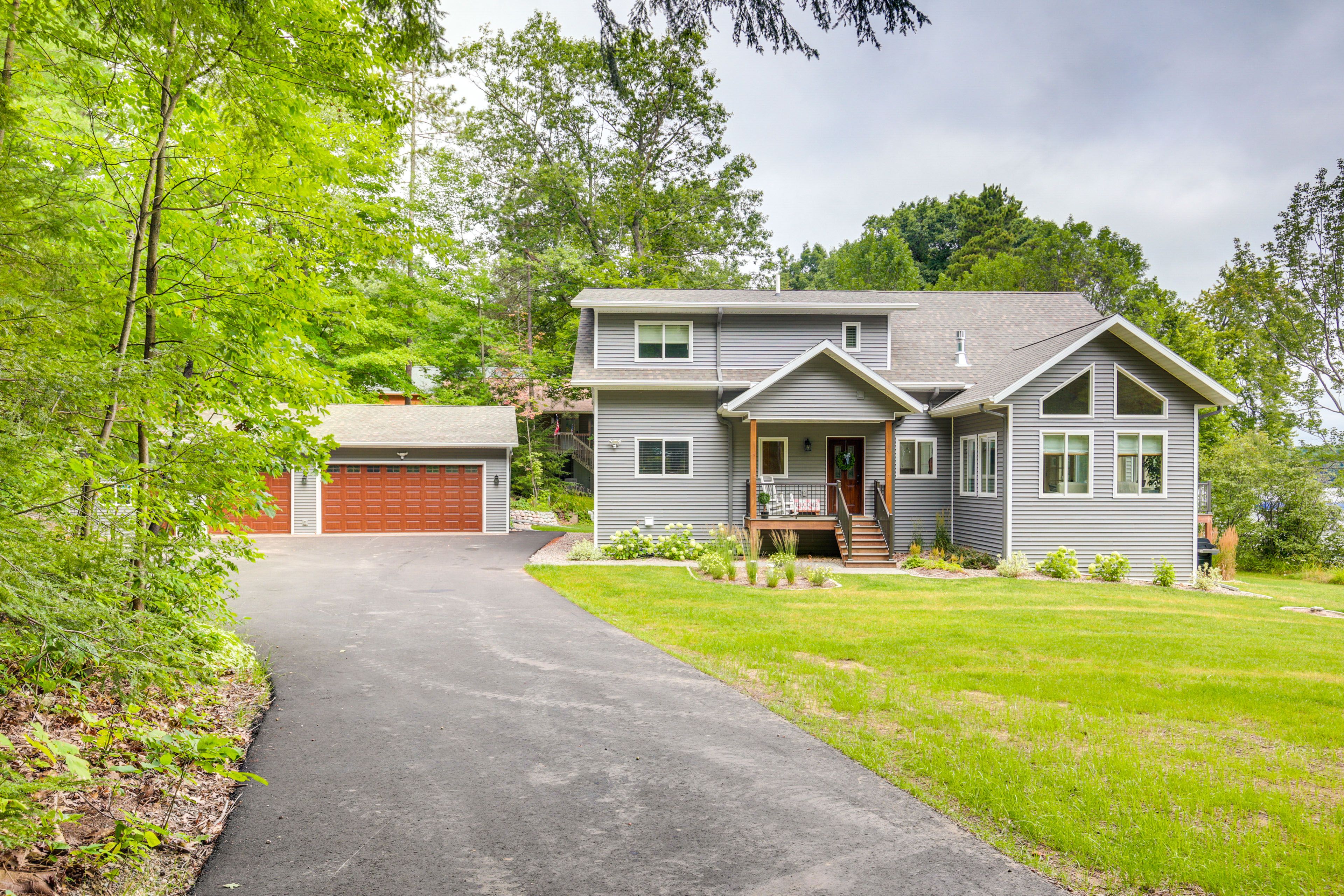 Parking | Driveway (3 Vehicles) | Snowmobile/Boat Trailer Parking