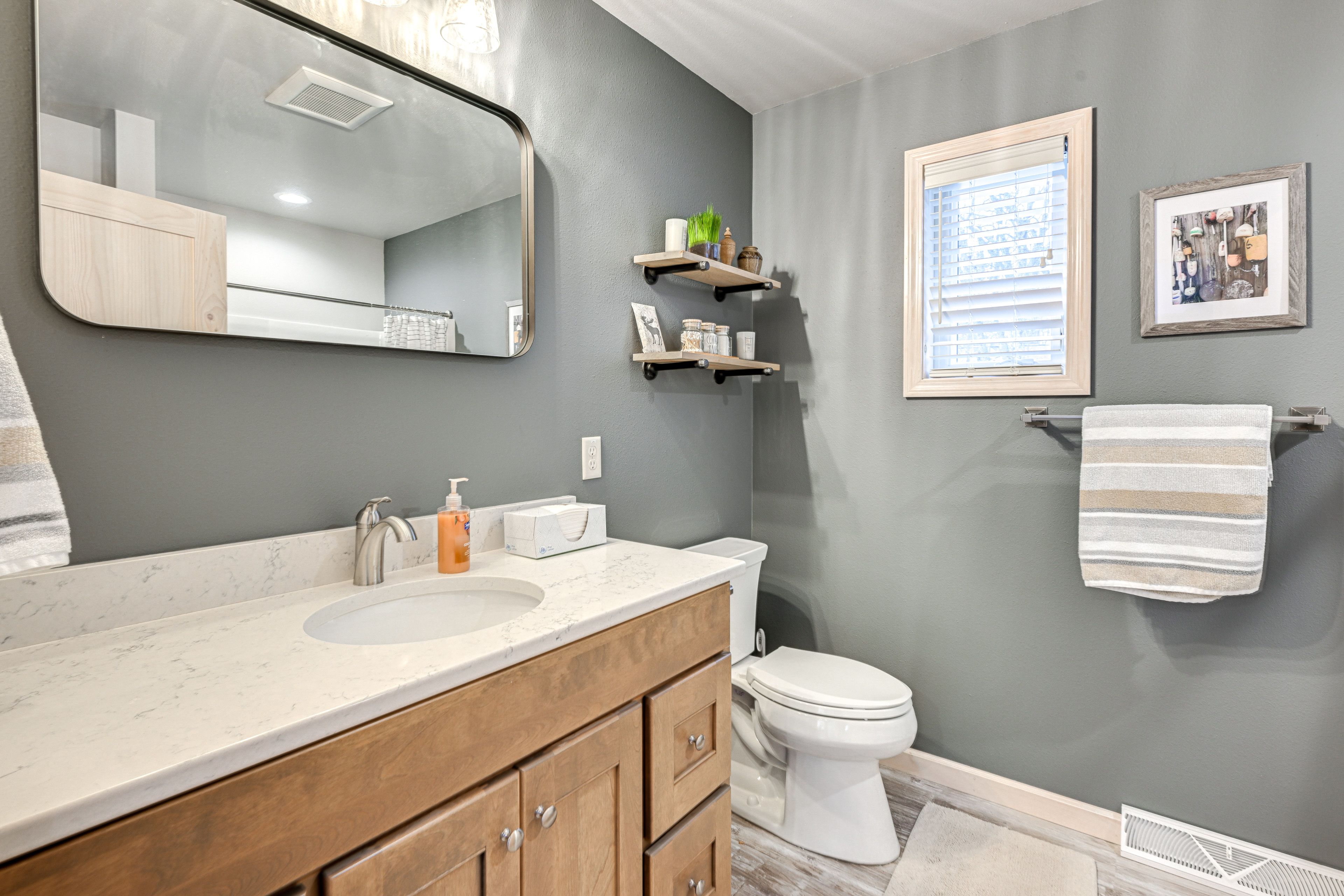 Full Bathroom | 2nd Floor | Shower/Bathtub Combo
