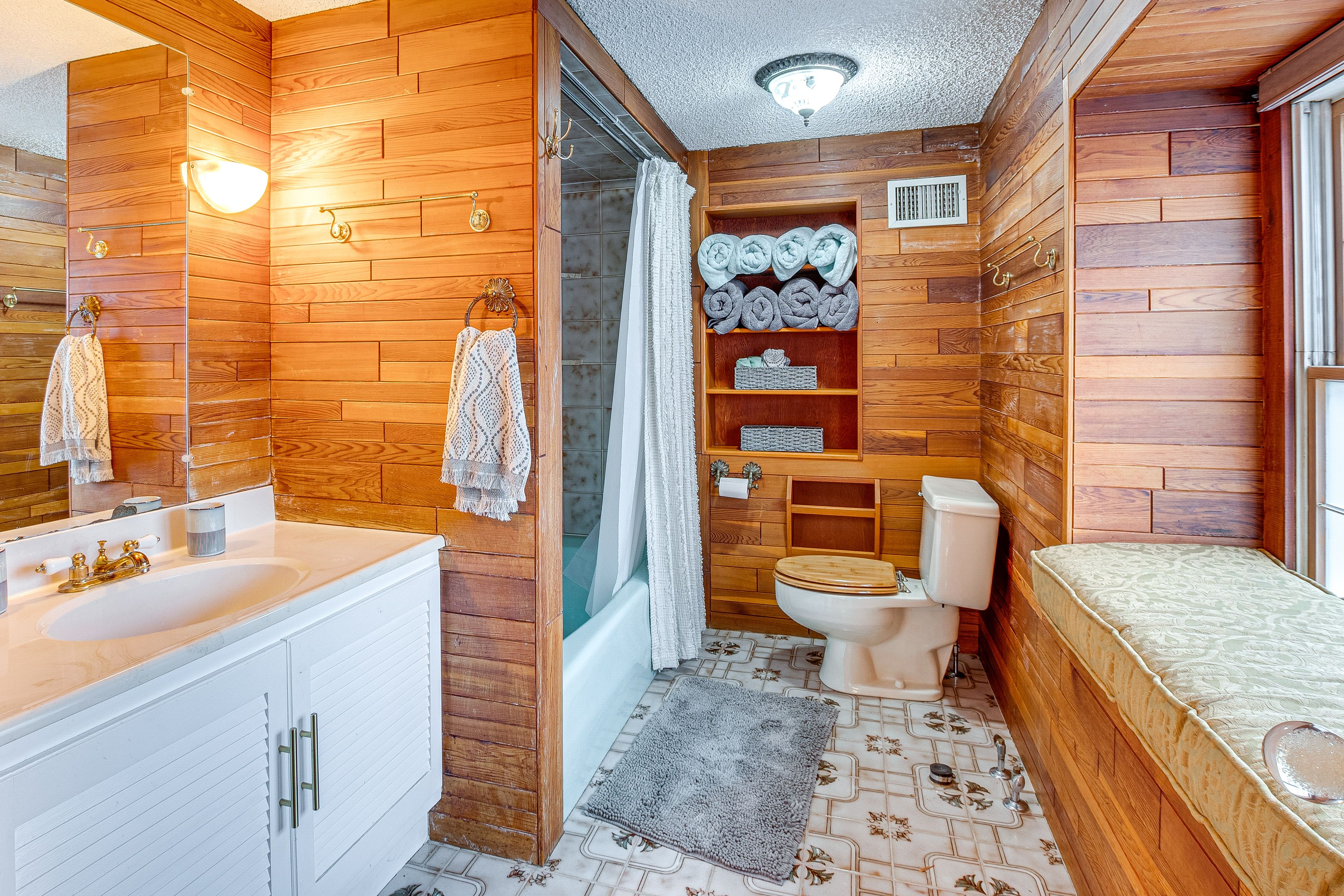 Full Bathroom | Towels Provided | Complimentary Toiletries