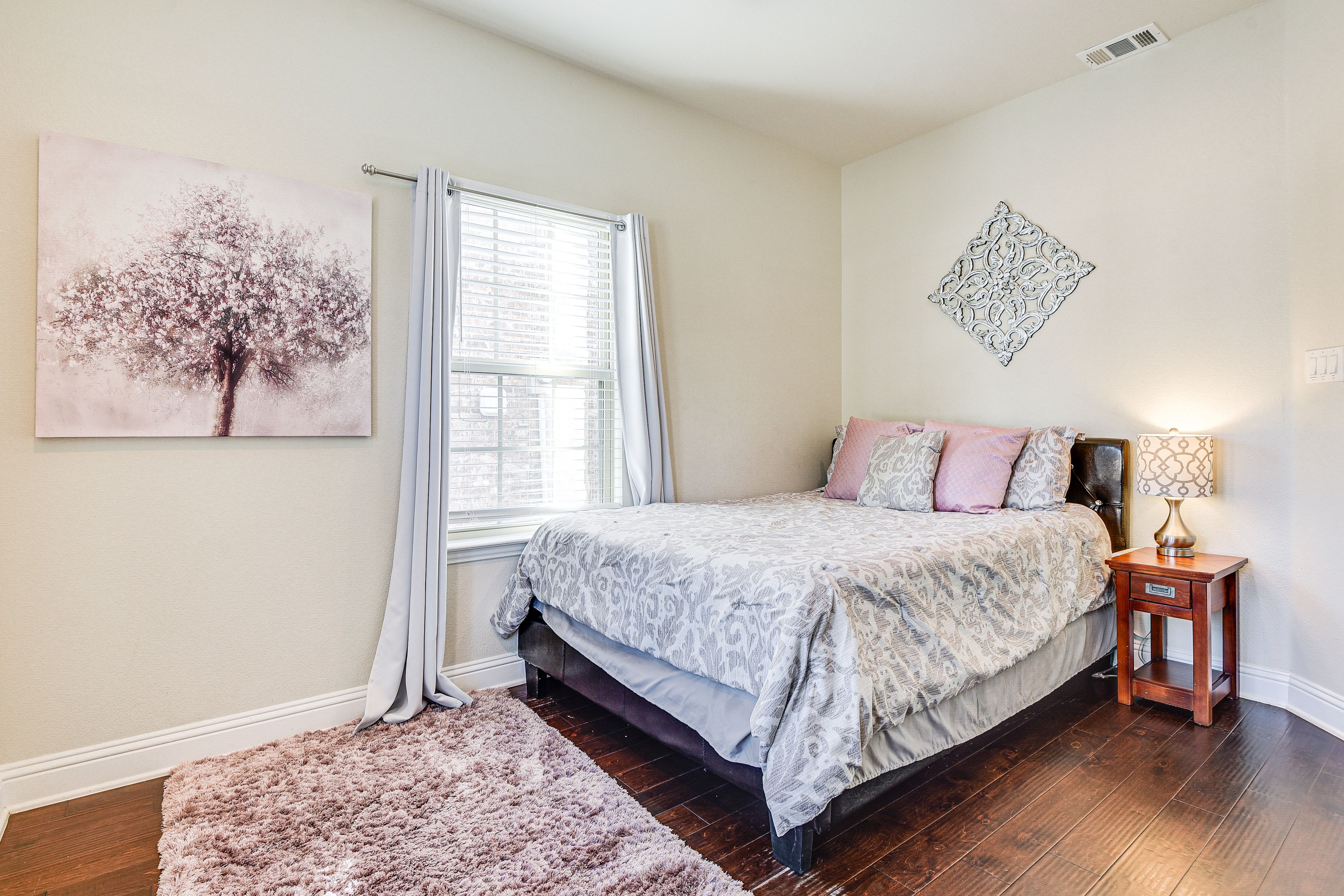 Bedroom 1 | 1st Floor | Queen Bed | Linens Provided
