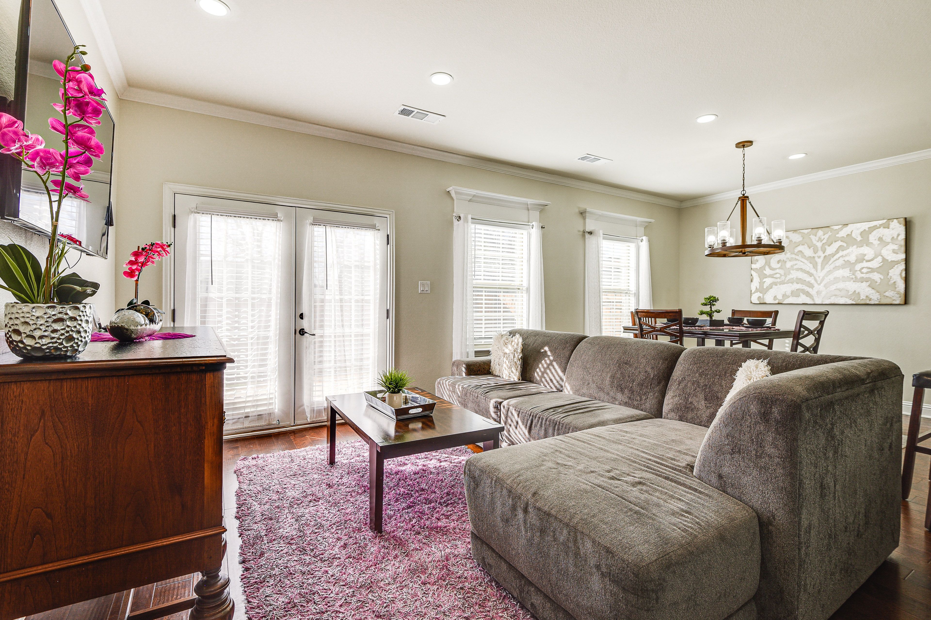 Living Room | 1st Floor | Free WiFi | Smart TV