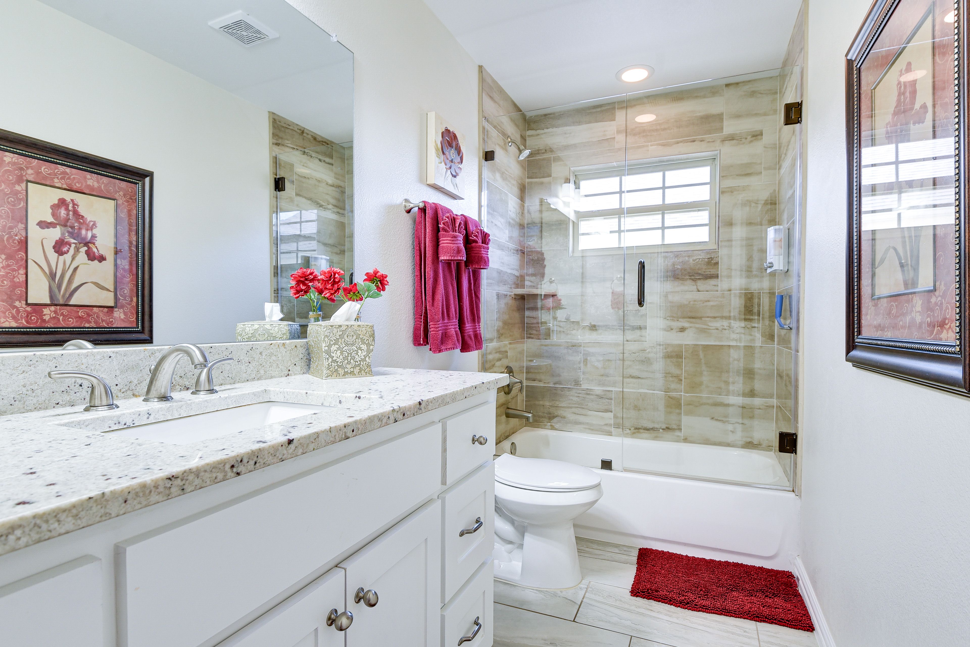 Full Bathroom | 2nd Floor | Towels Provided