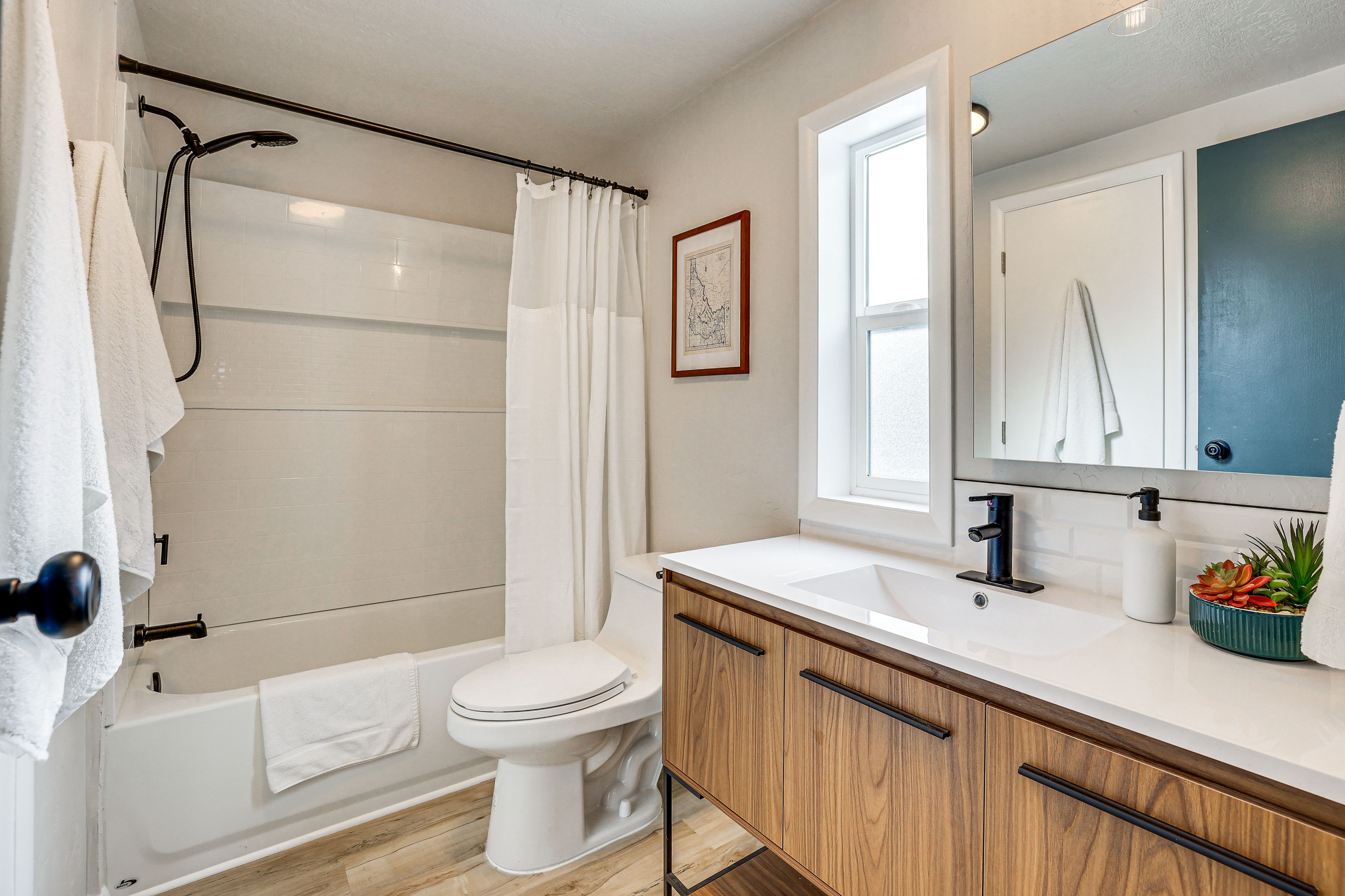 Full Bathroom | Towels Provided