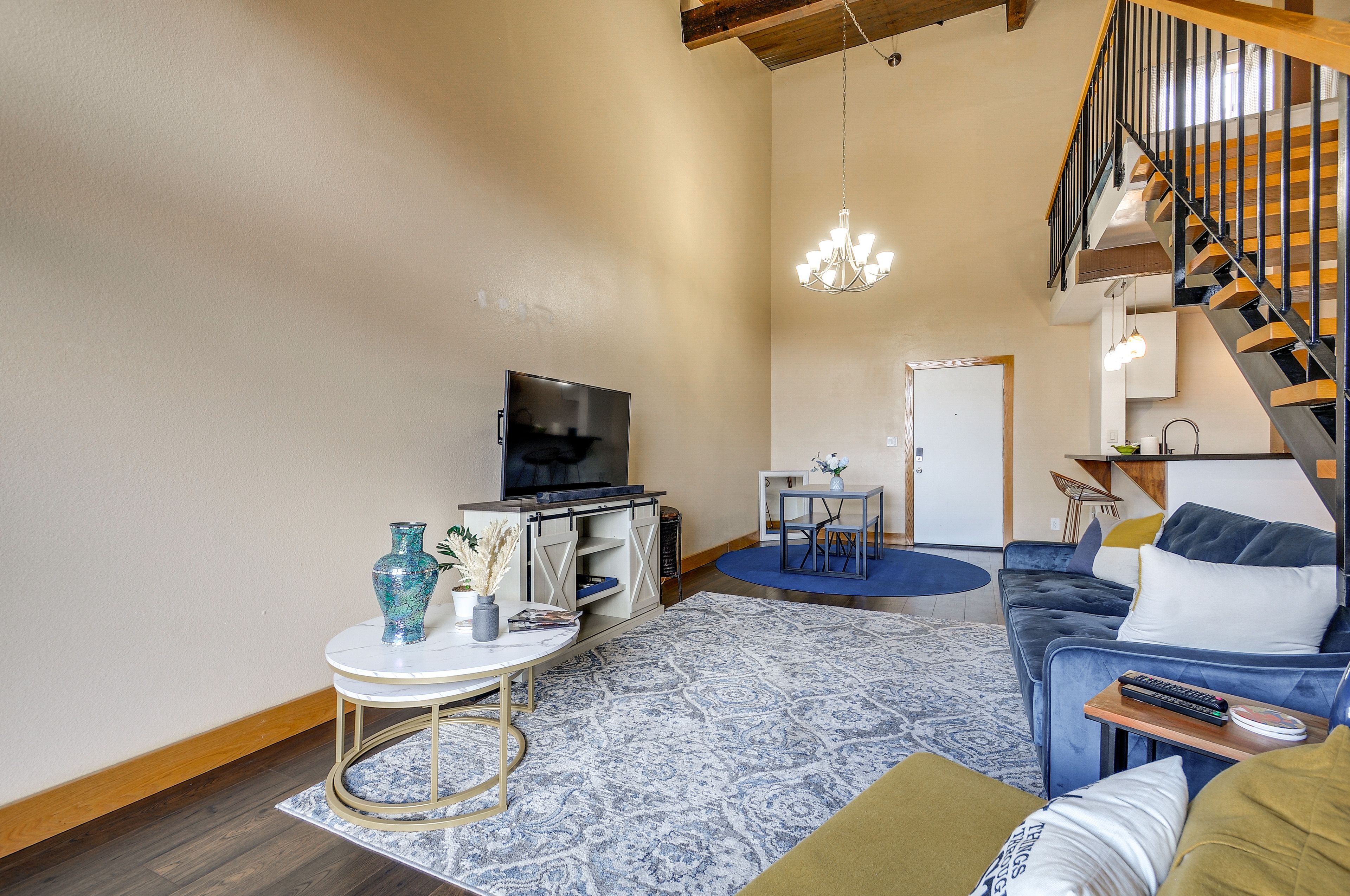 Living Room | Free WiFi | A/C Unit | Smart TV | 1st Floor