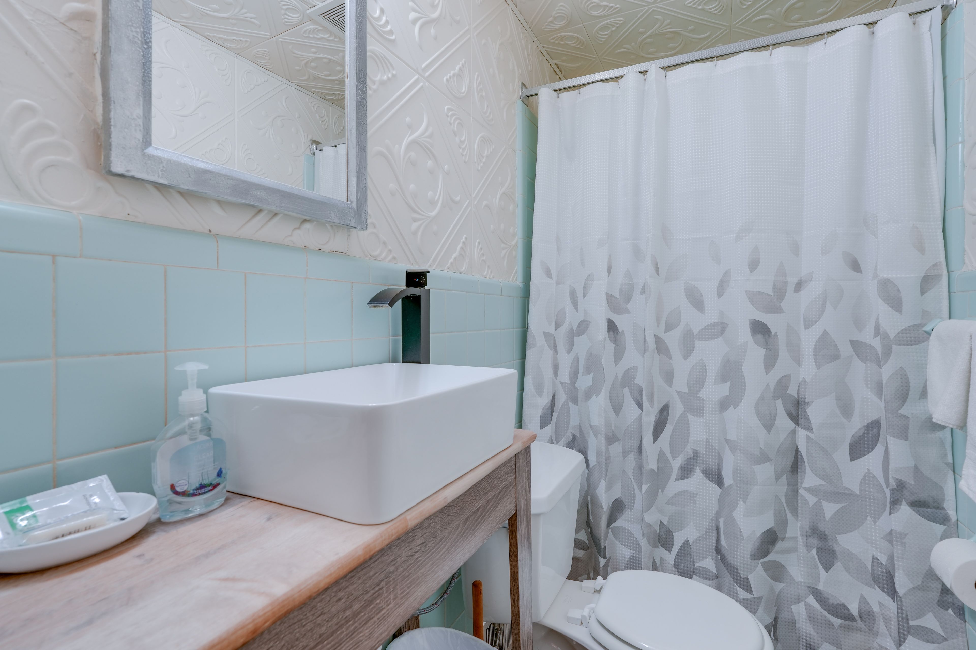 Bathroom | Shower/Tub Combo | Towels Provided