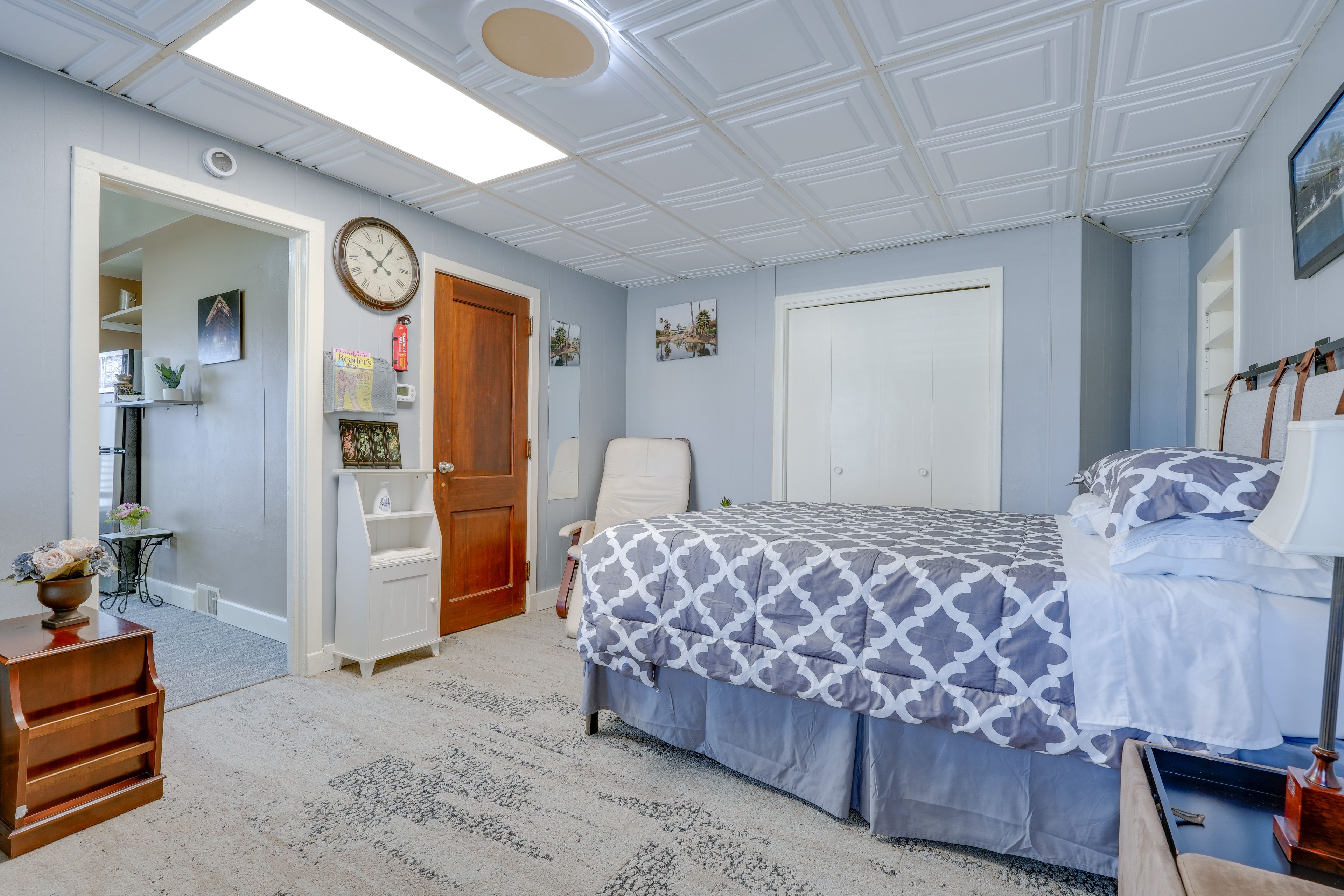 Studio | Queen Bed | Laptop-Friendly Workspace | Smart TV