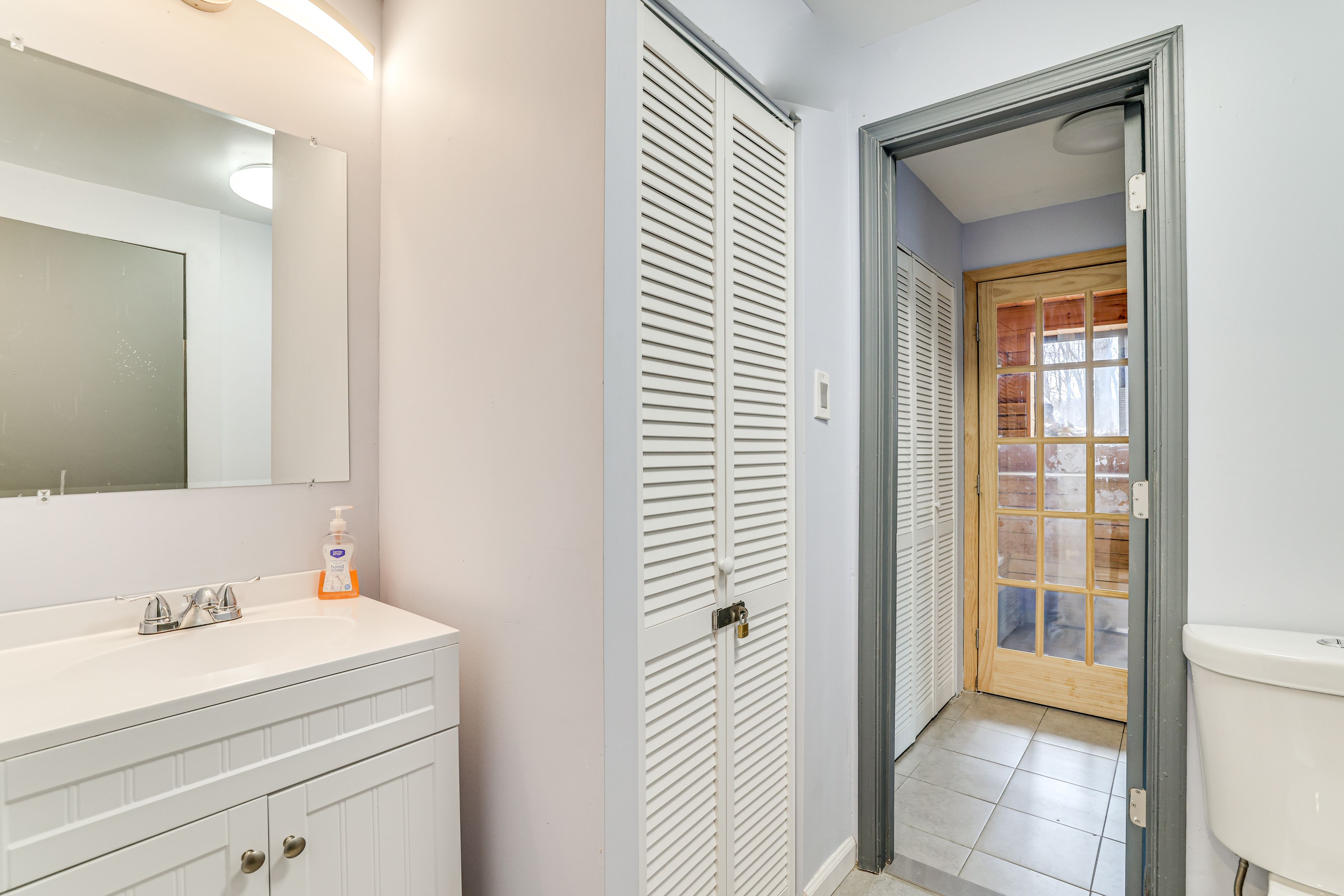 Full Bathroom | Towels Provided | Ground Floor