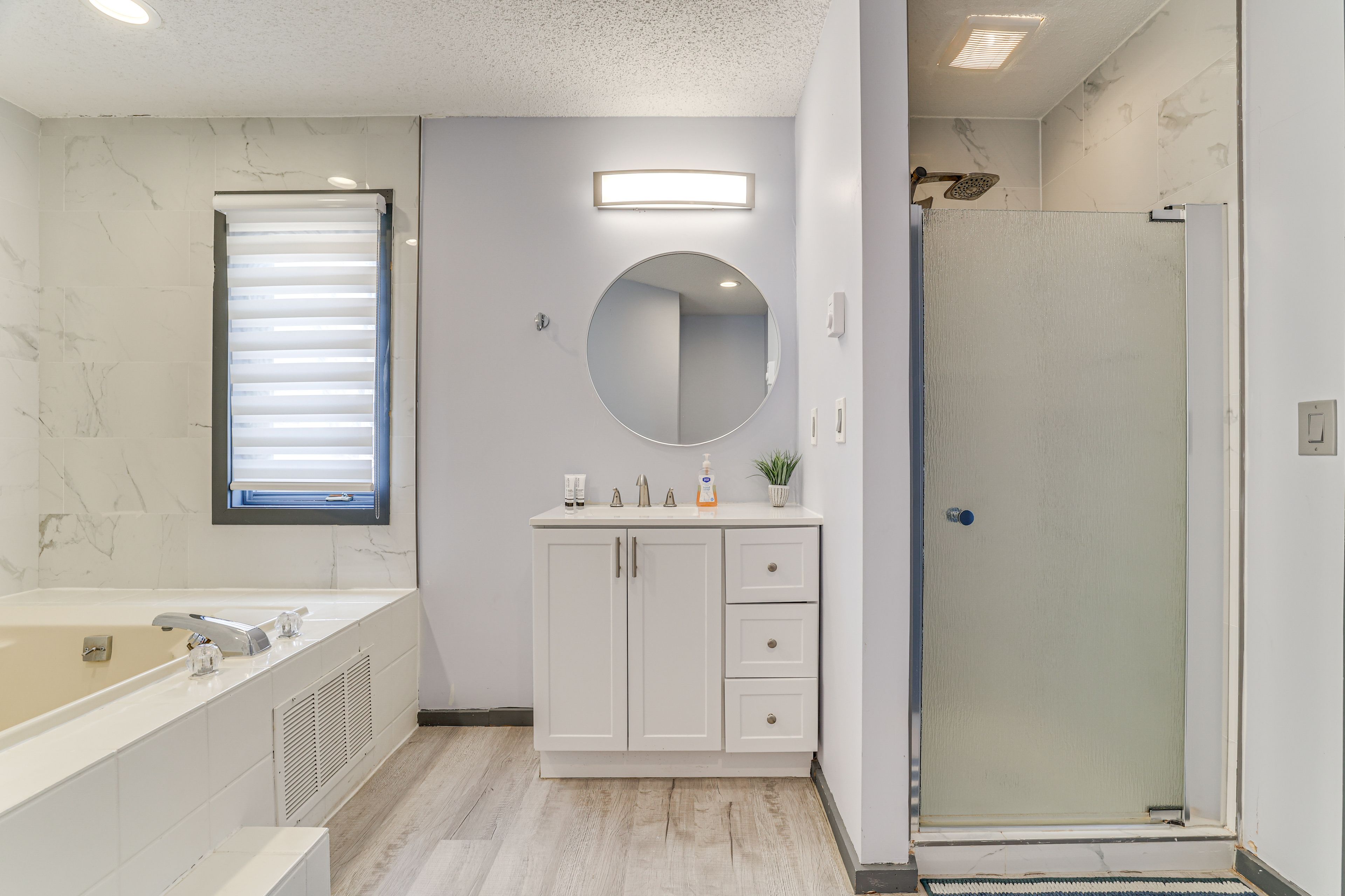 Full Bathroom | Complimentary Toiletries | 2nd Floor