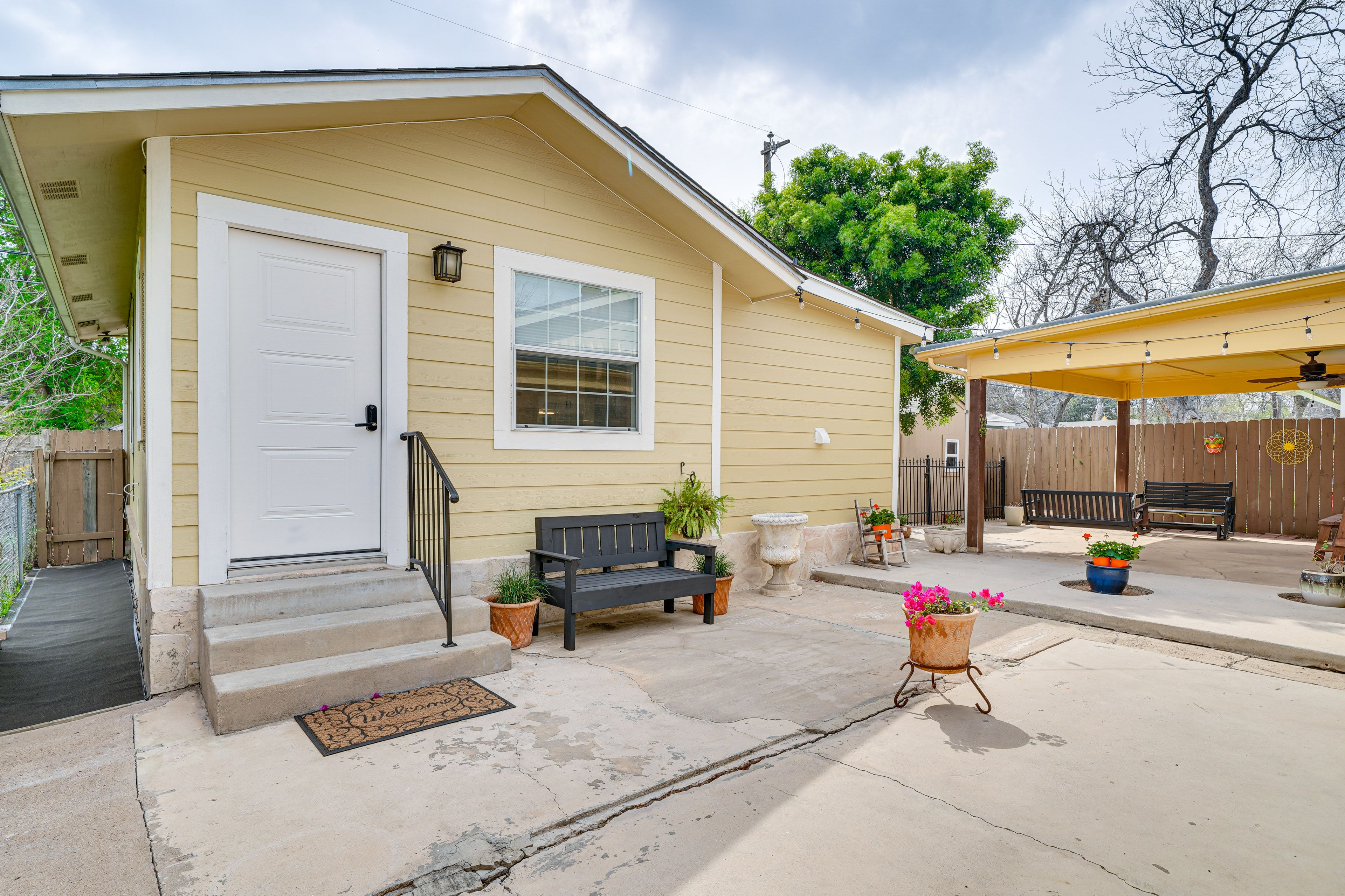 Guest House Exterior | Shared Patio | Outdoor Seating