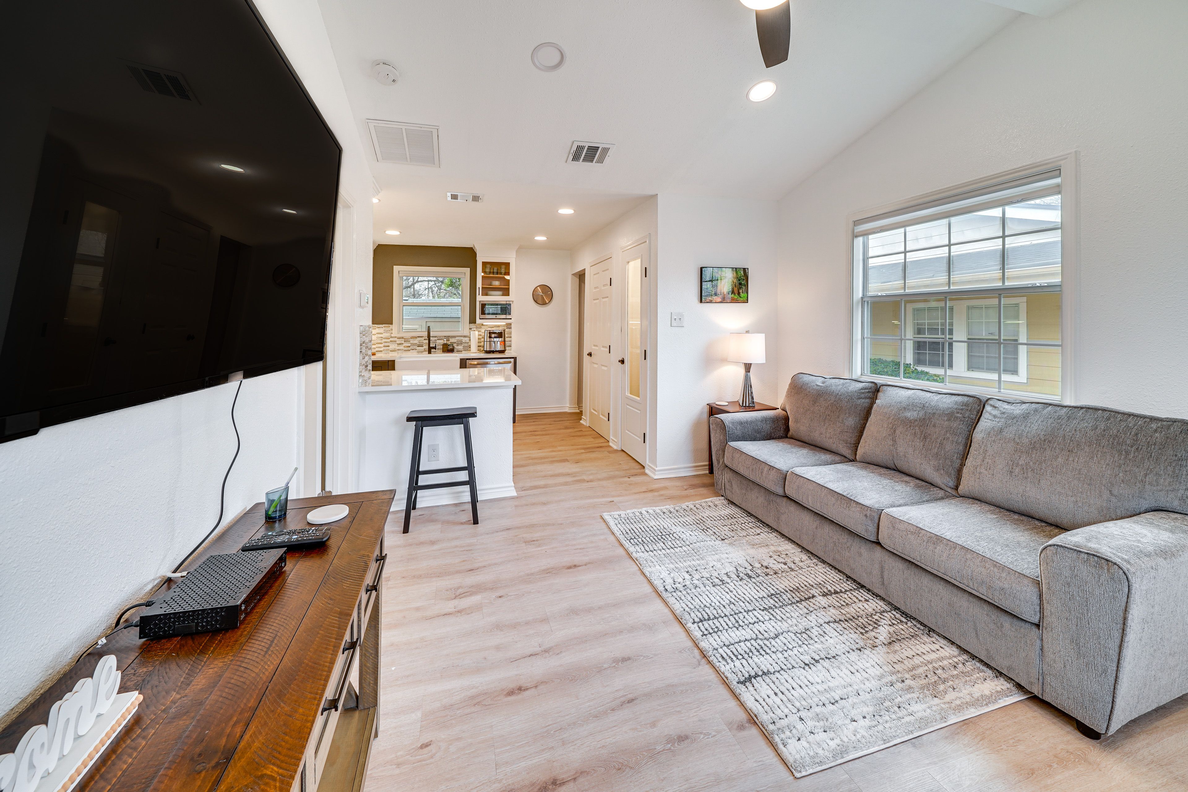 Living Room | Queen Sleeper Sofa | Free WiFi | Smart TV