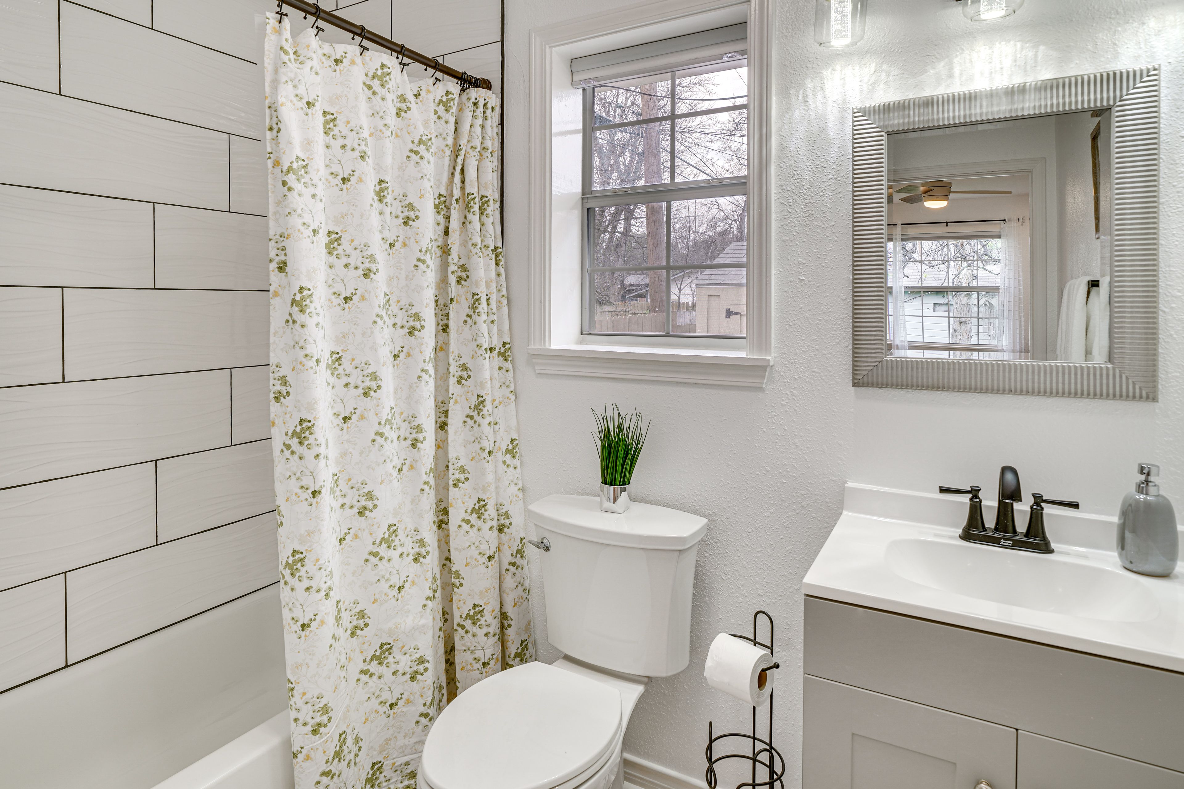 Full Bathroom | Towels Provided | Complimentary Toiletries