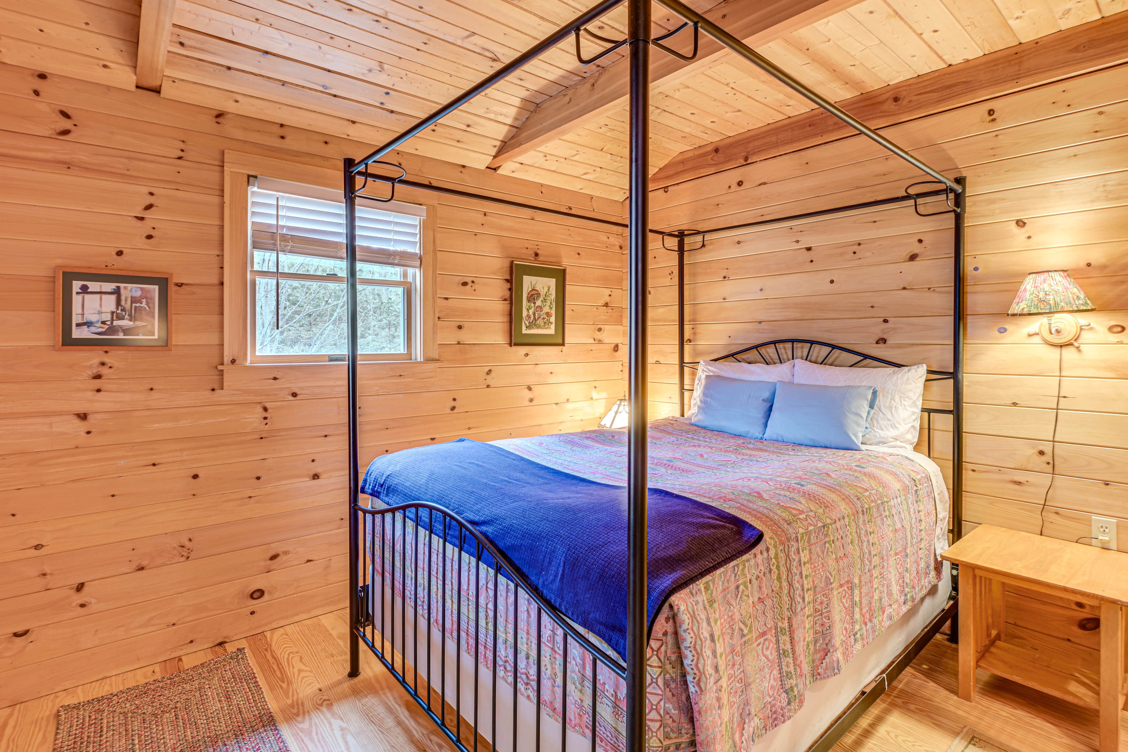 Bedroom 1 | Queen Bed | Linens Provided | 1st Floor