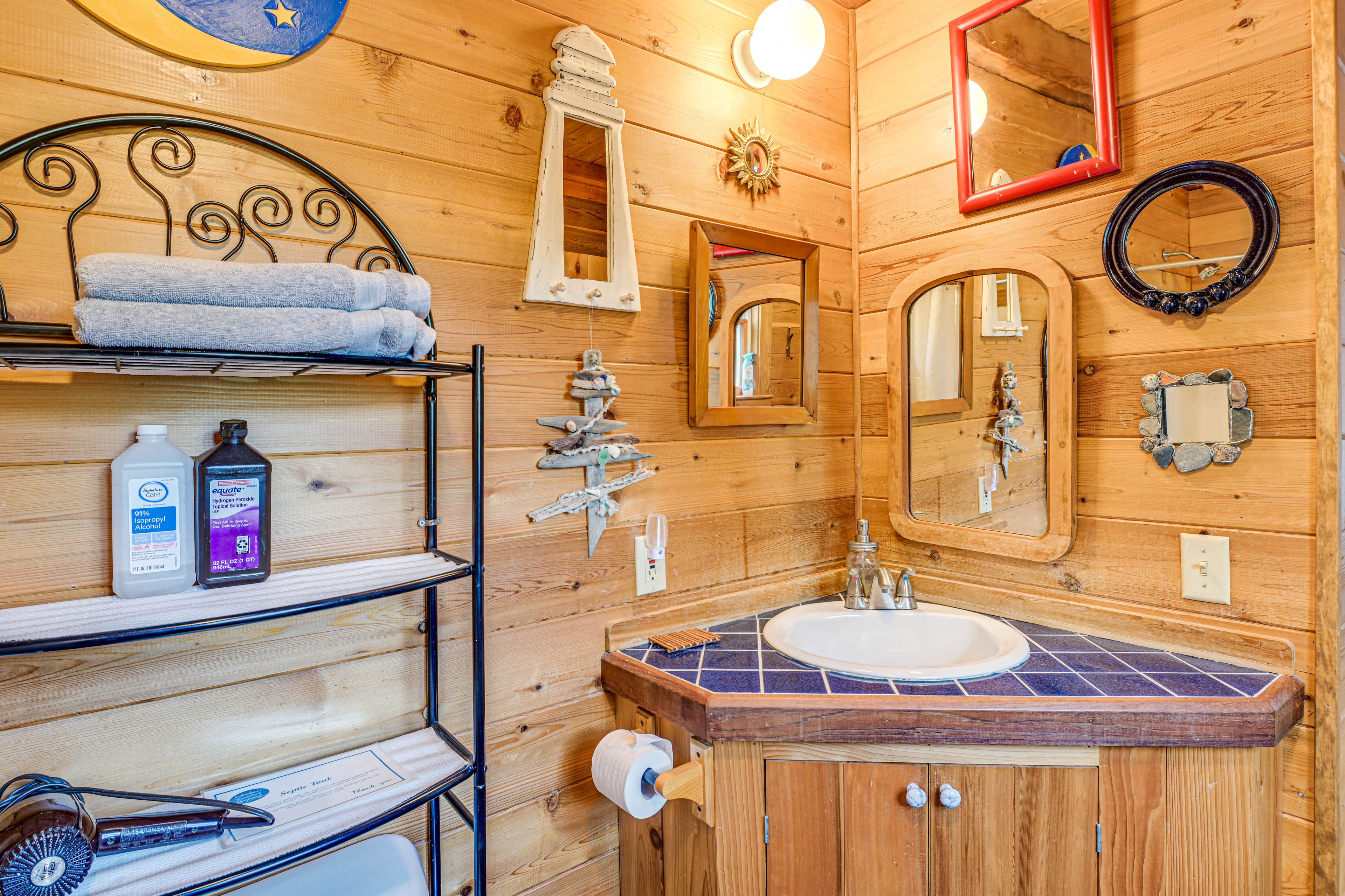 Full Bathroom | Towels Provided | 1st Floor