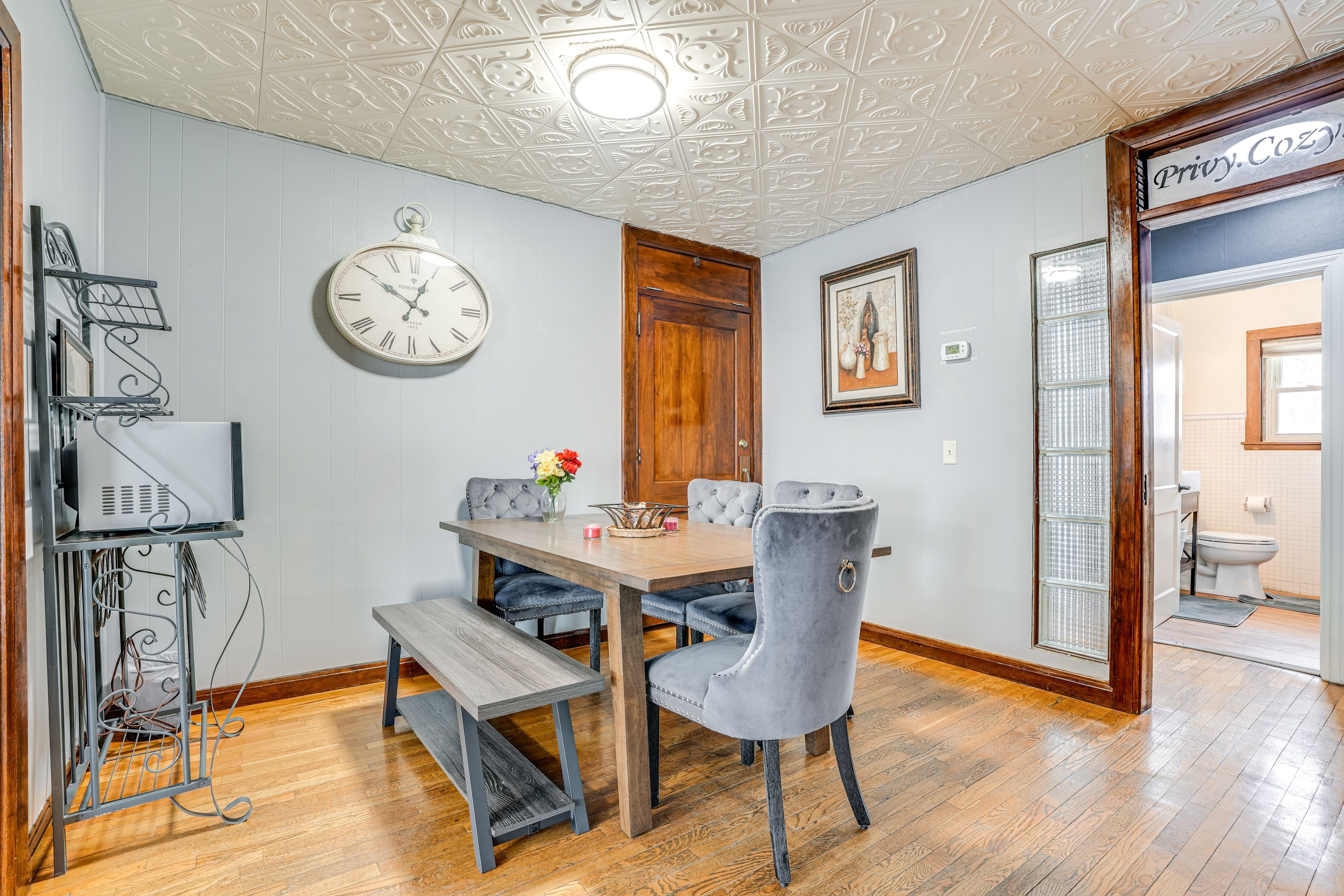 Dining Room | Free WiFi | Central Air Conditioning/Heat