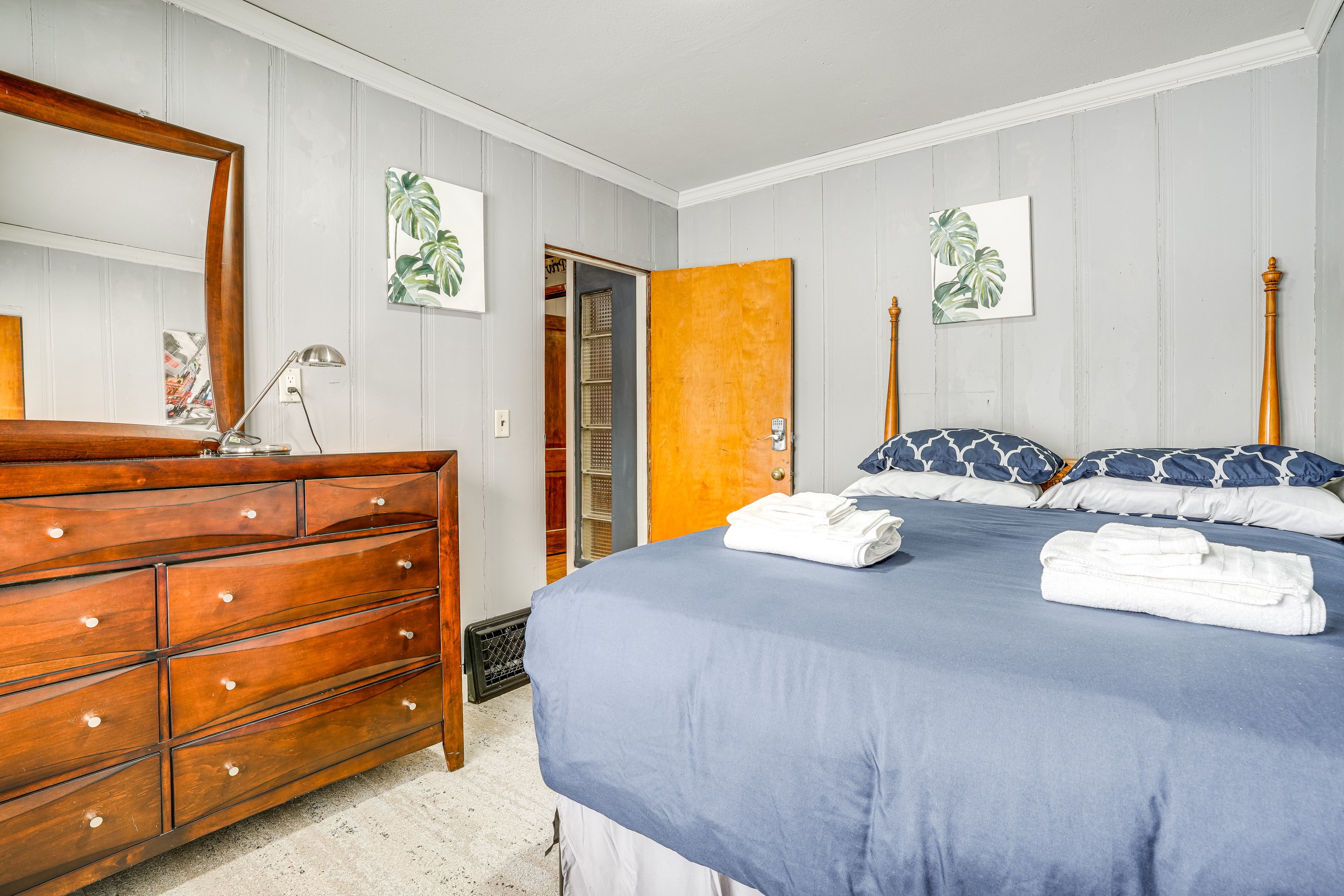 Bedroom | Queen Bed