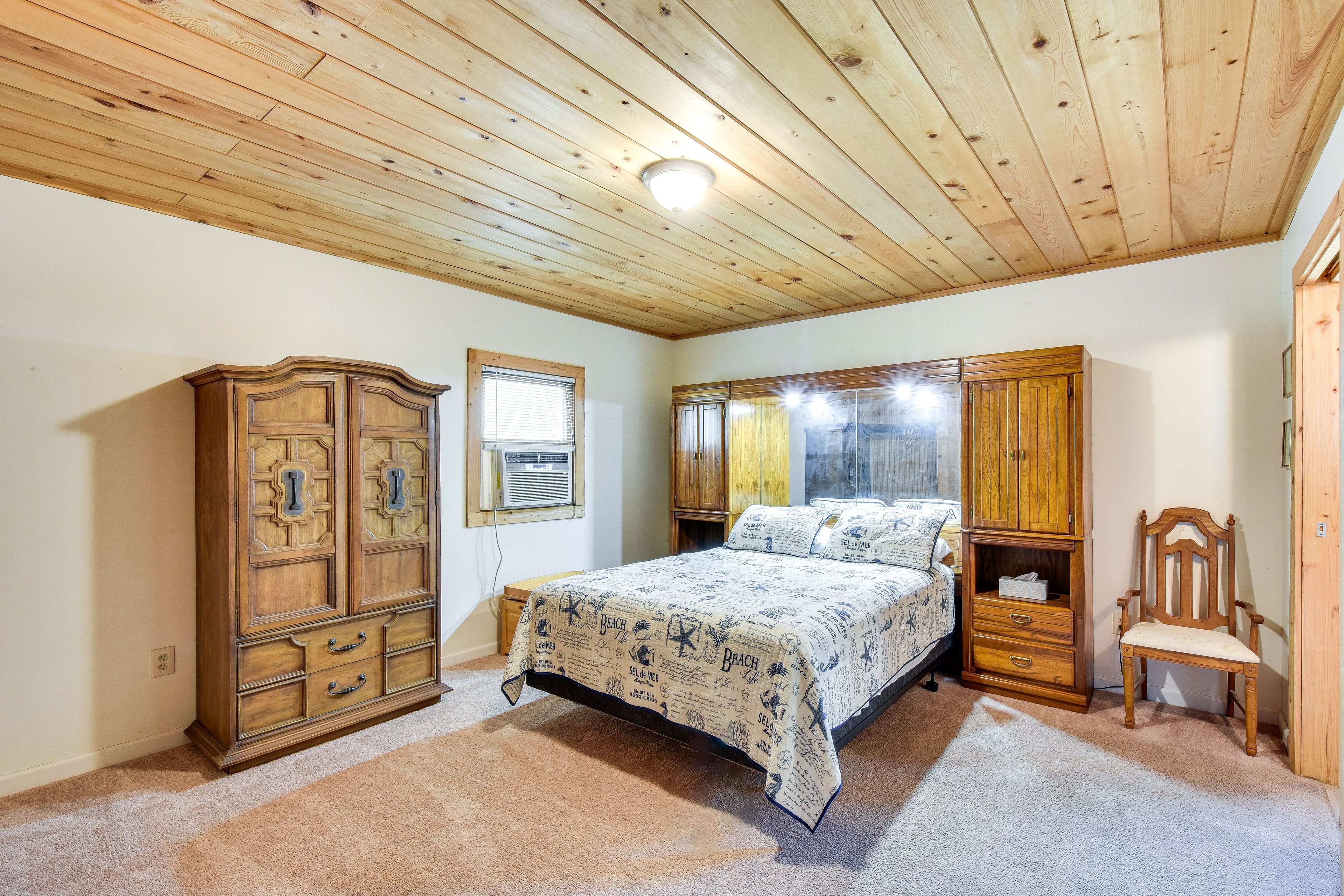 Bedroom | King Bed | Linens Provided