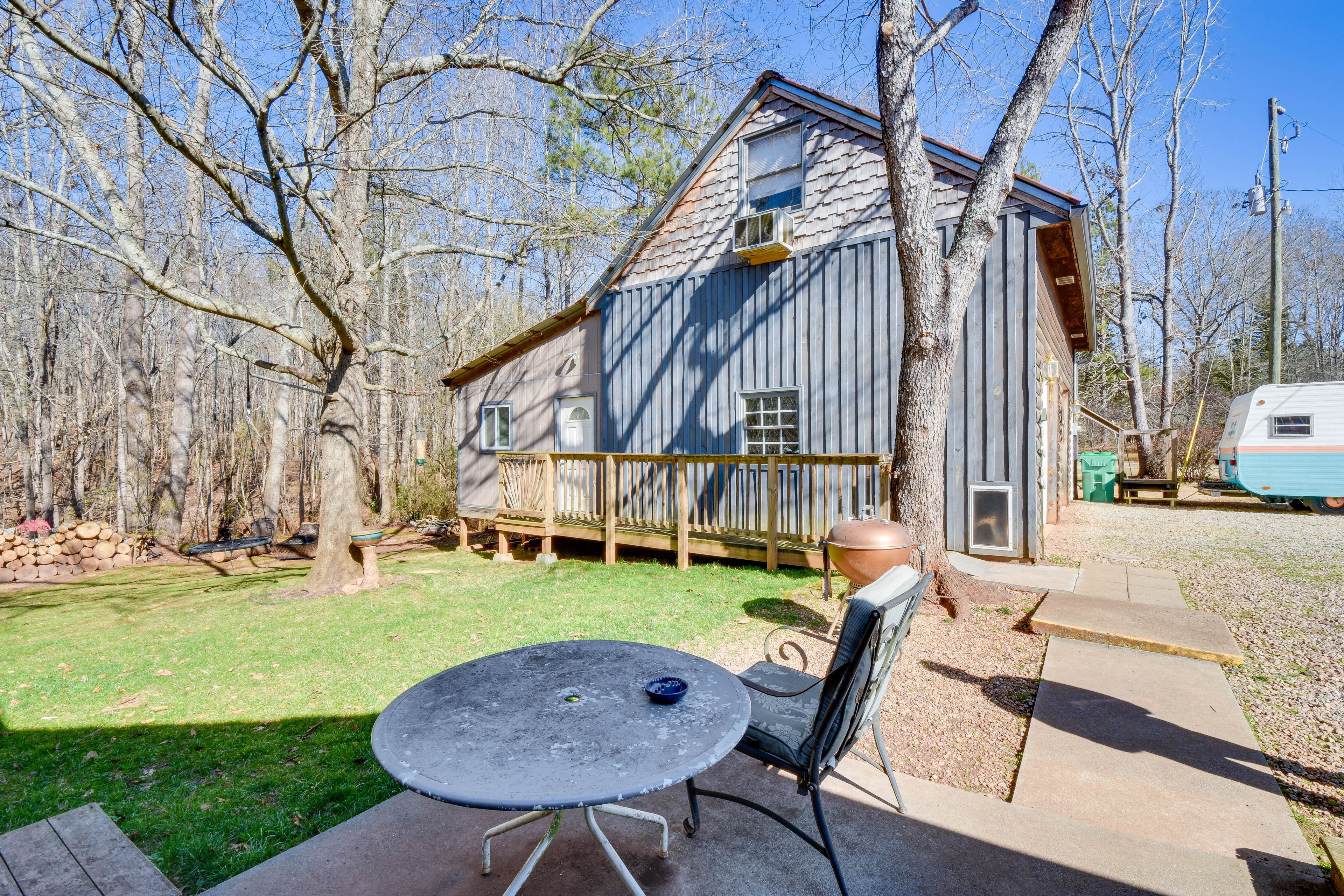 Outdoor Dining Area | Charcoal Grill