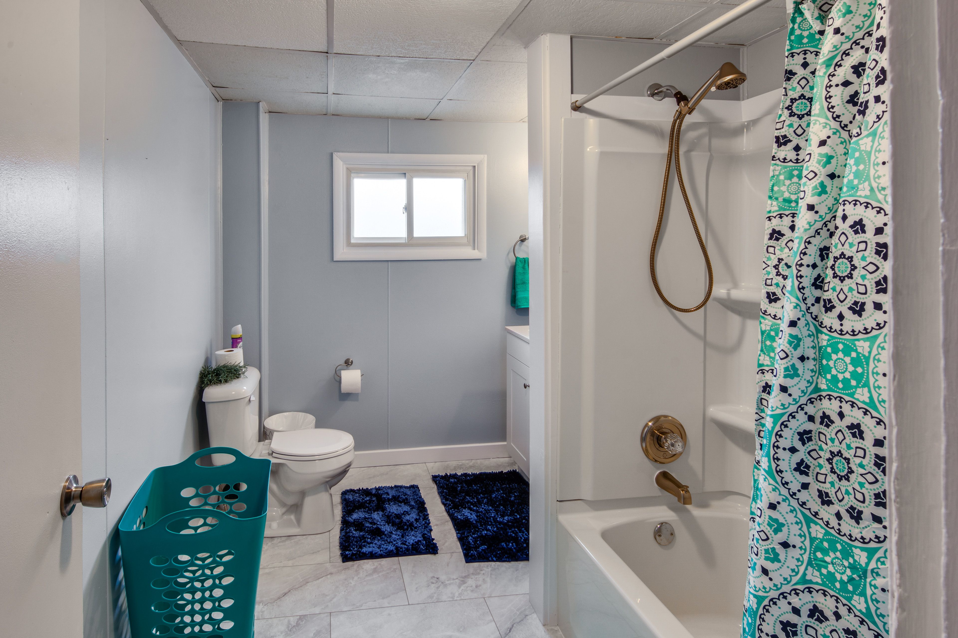 Full Bathroom | Towels Provided | Complimentary Toiletries | 2nd Floor