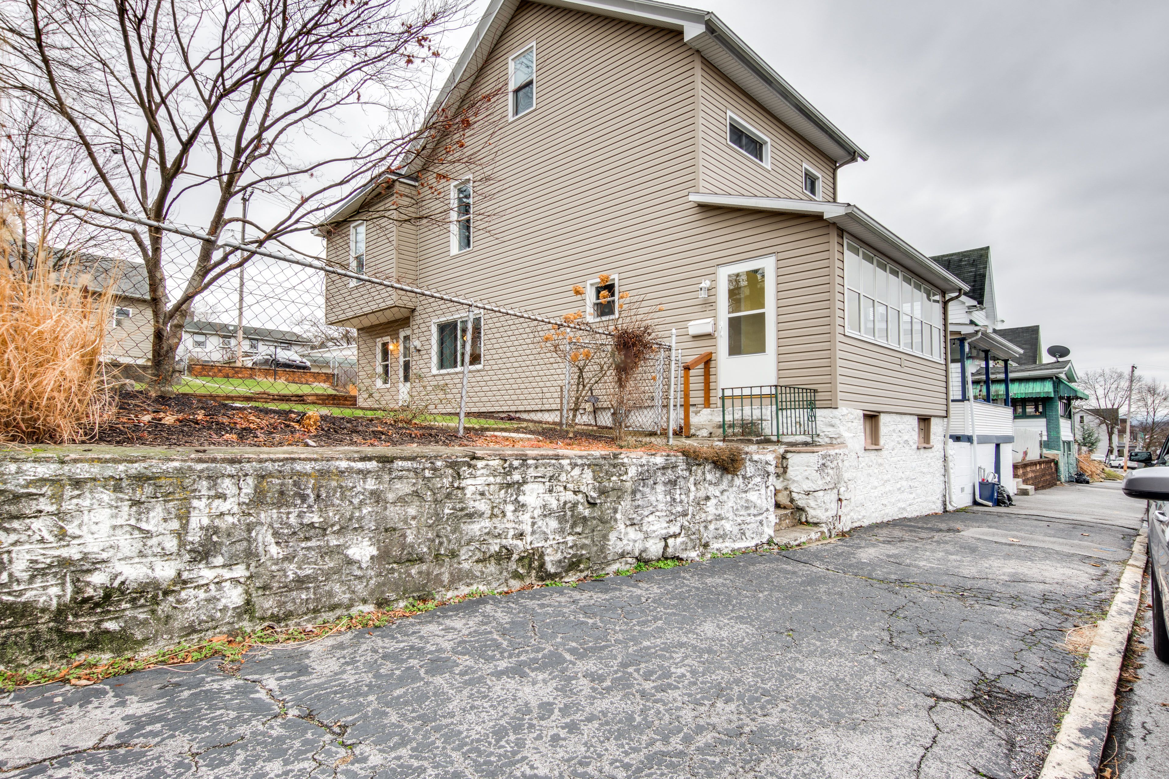 Parking | Driveway (2 Vehicles) | Garage (1 Vehicle)