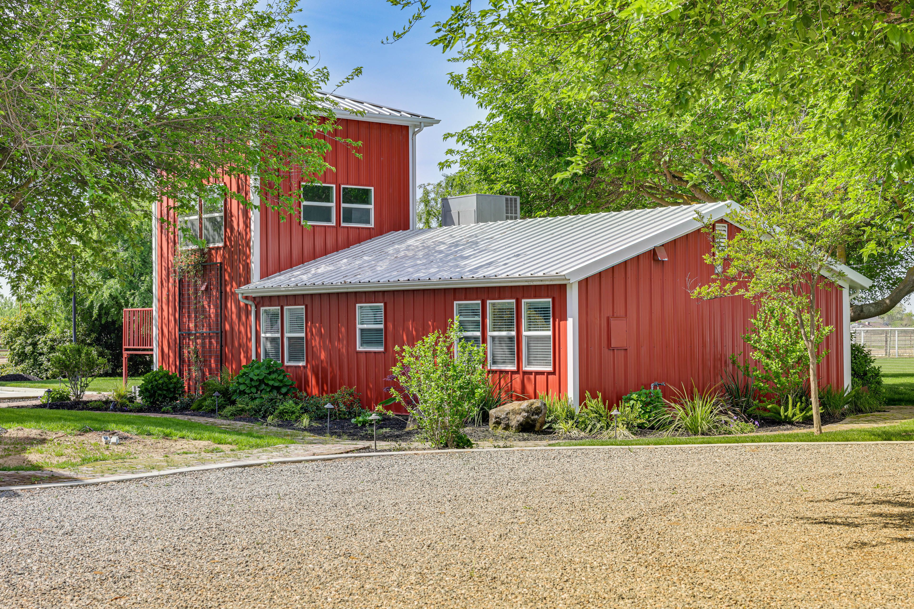 Hughson Vacation Rental | 2BR | 2BA | 1,100 Sq Ft | 1 Small Step to Enter