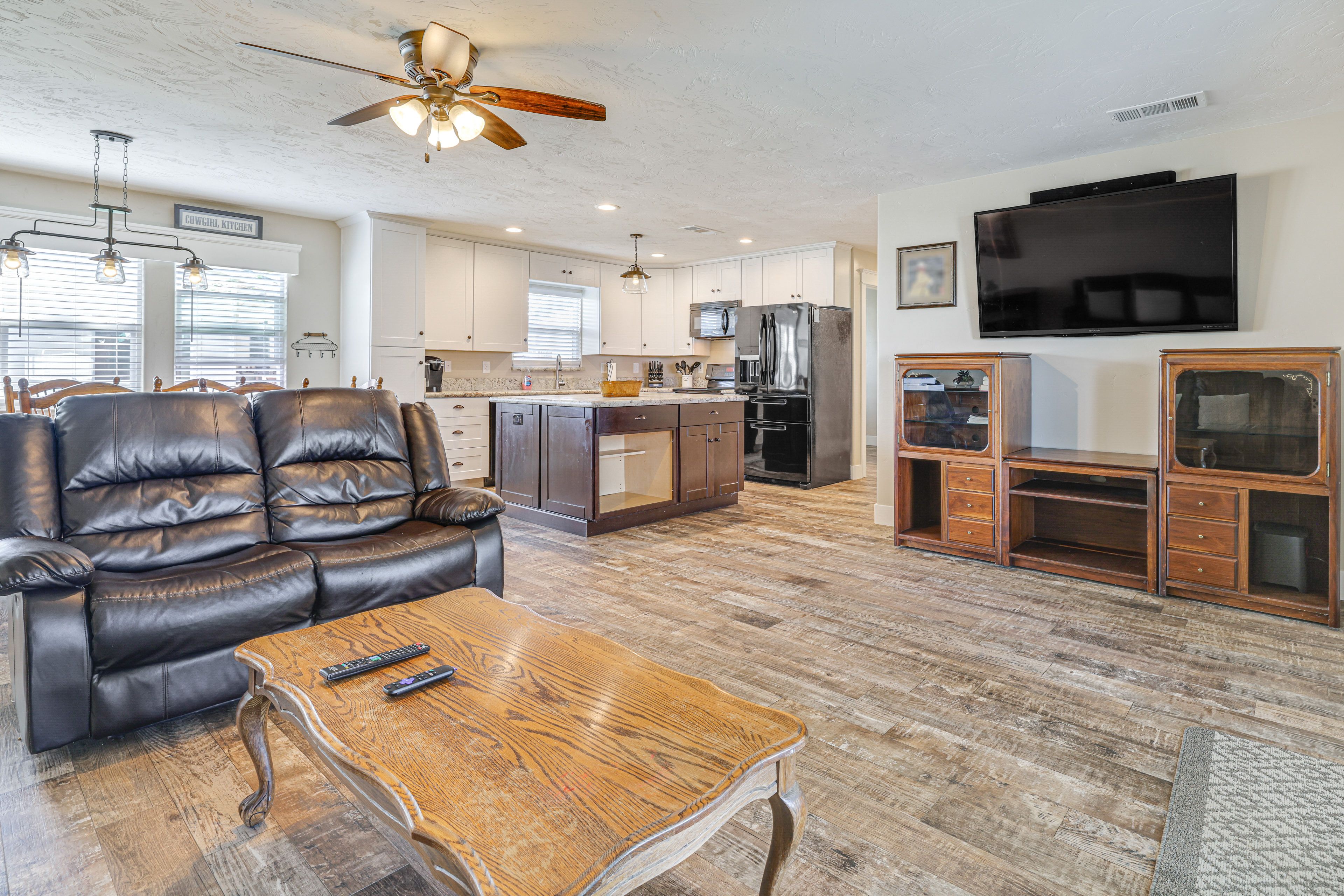 Living Room | Smart TV | Recliner Sofas