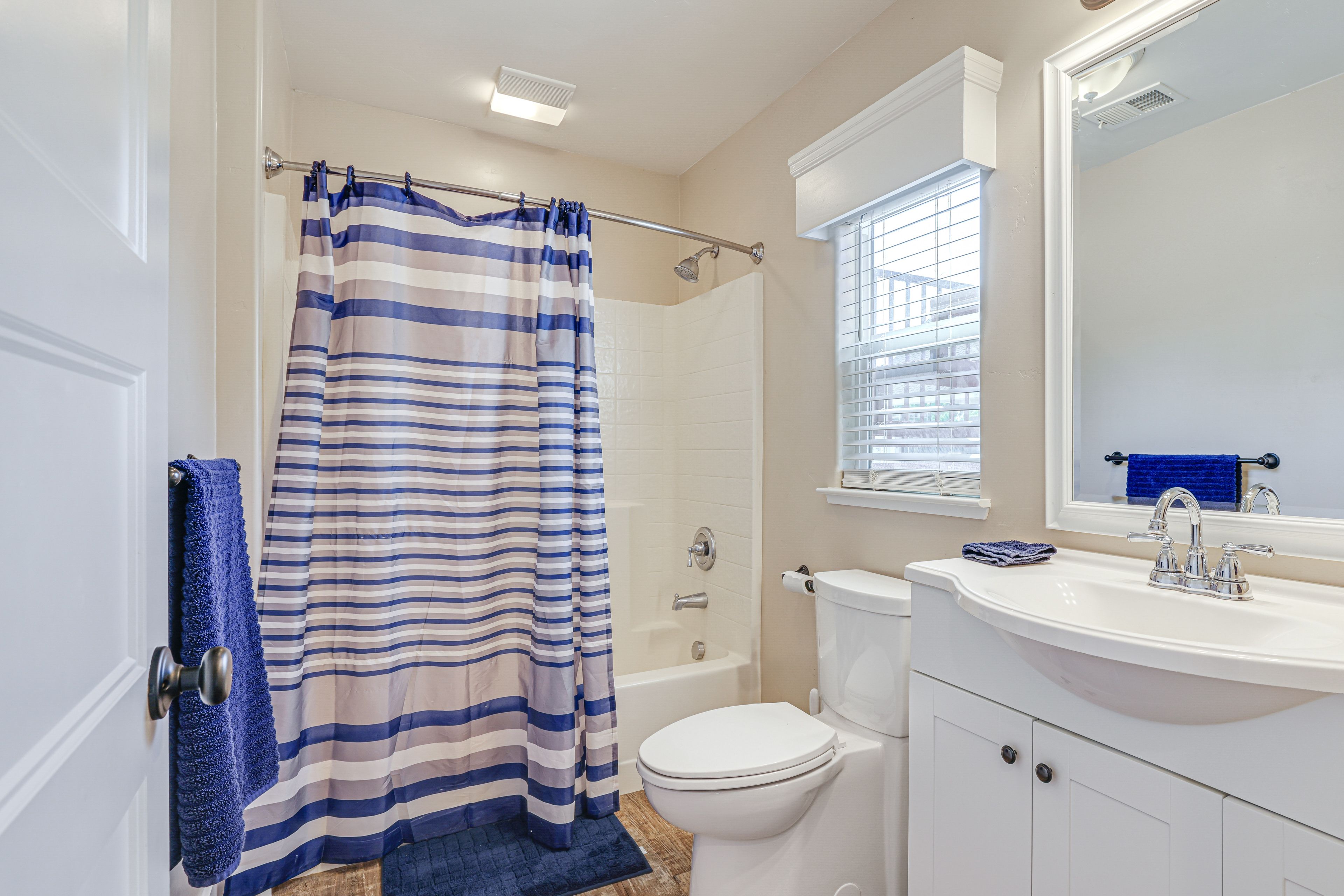 Full Bathroom | Towels Provided | Complimentary Toiletries