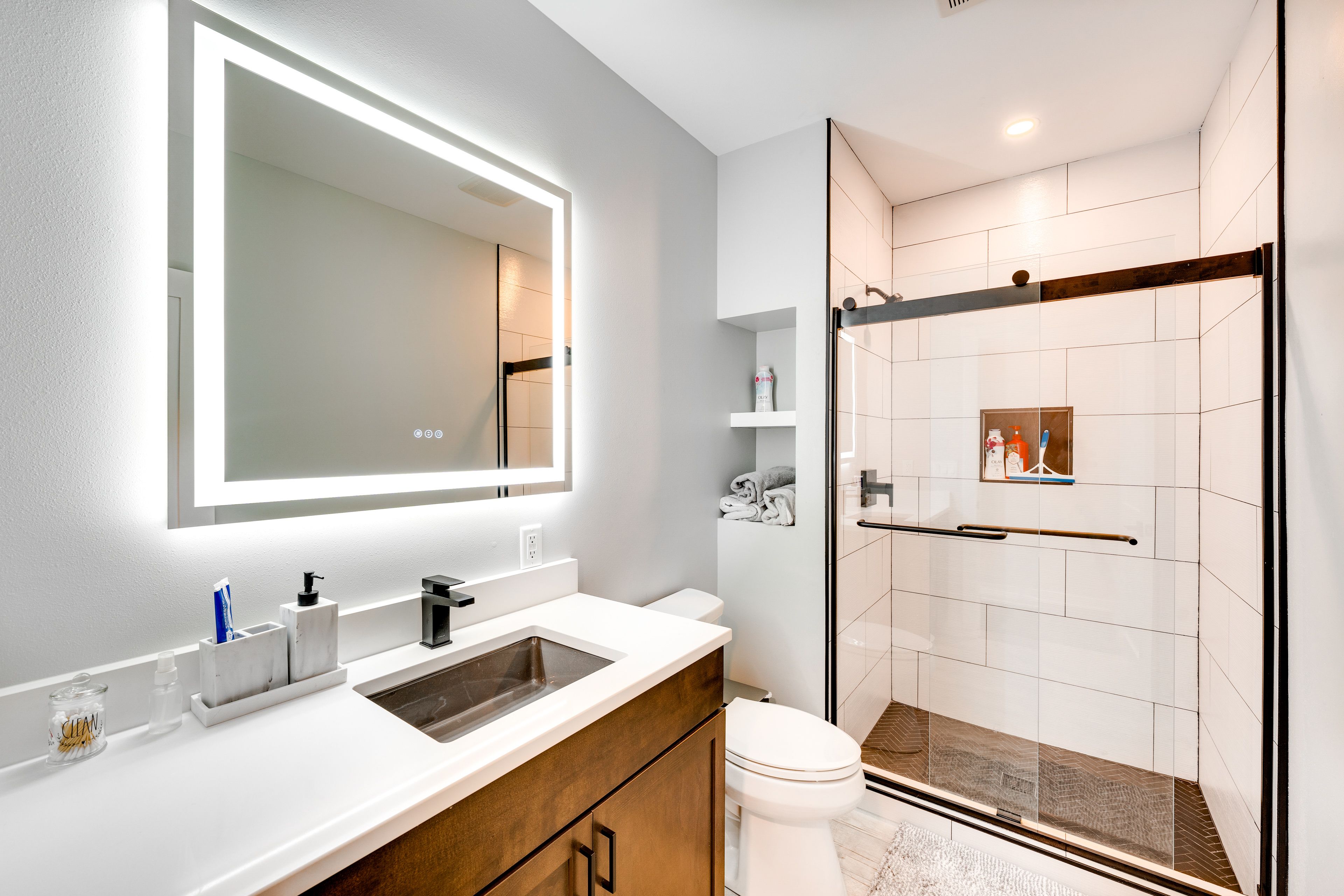 Full Bathroom | Towels Provided | Complimentary Toiletries