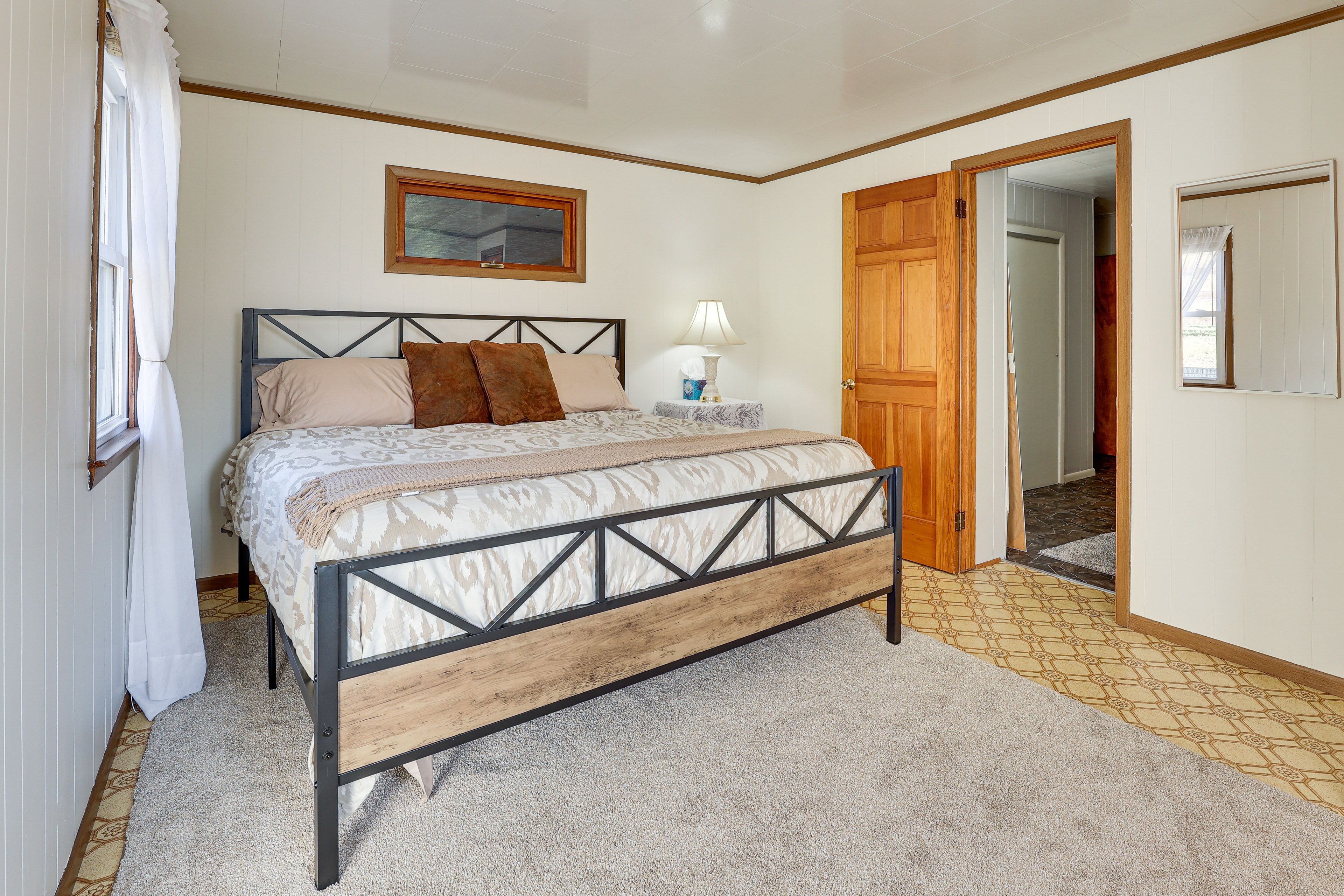 Bedroom 1 | King Bed | 1st Floor