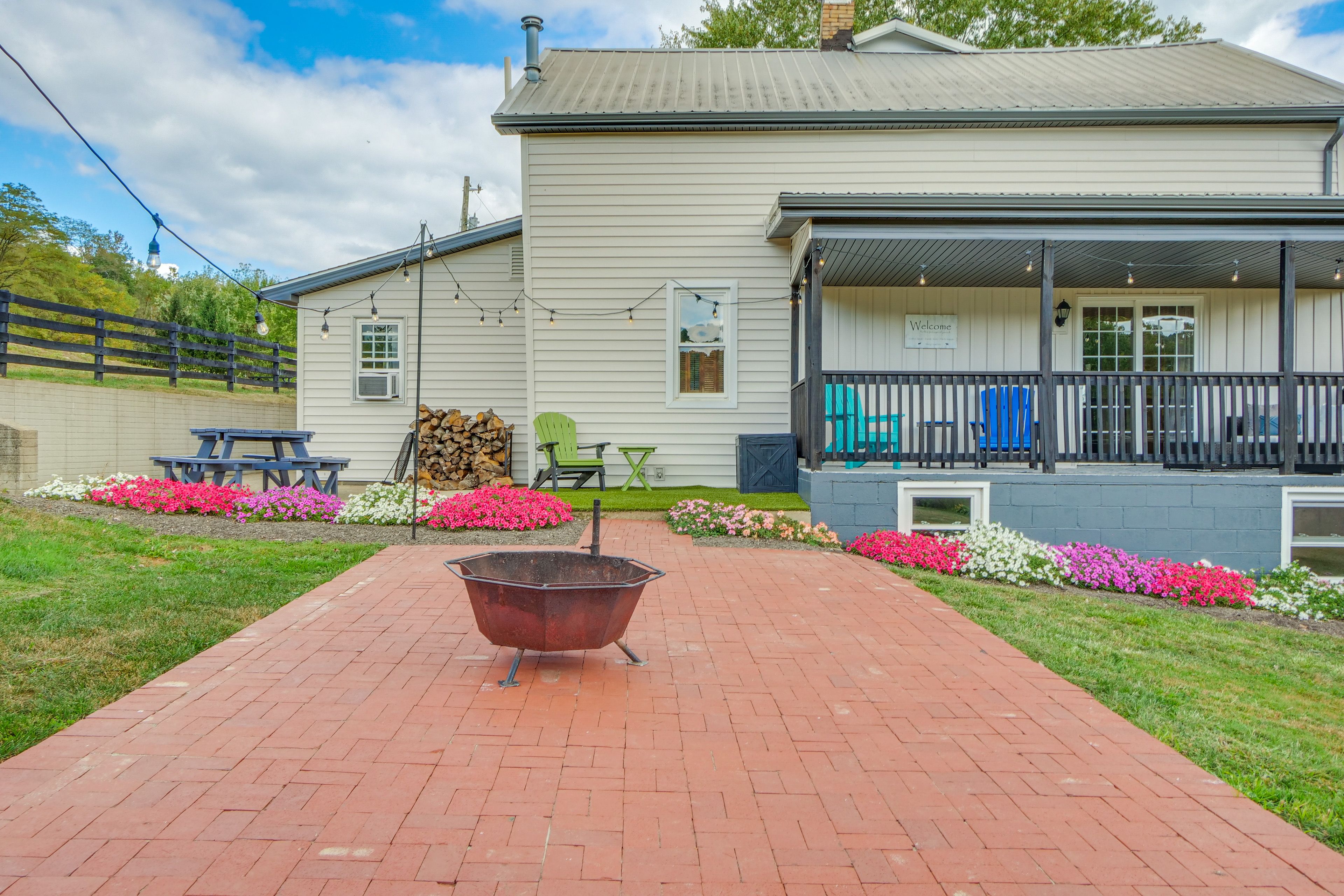 Home Exterior | Outdoor Dining Area | Farm Animals On-Site