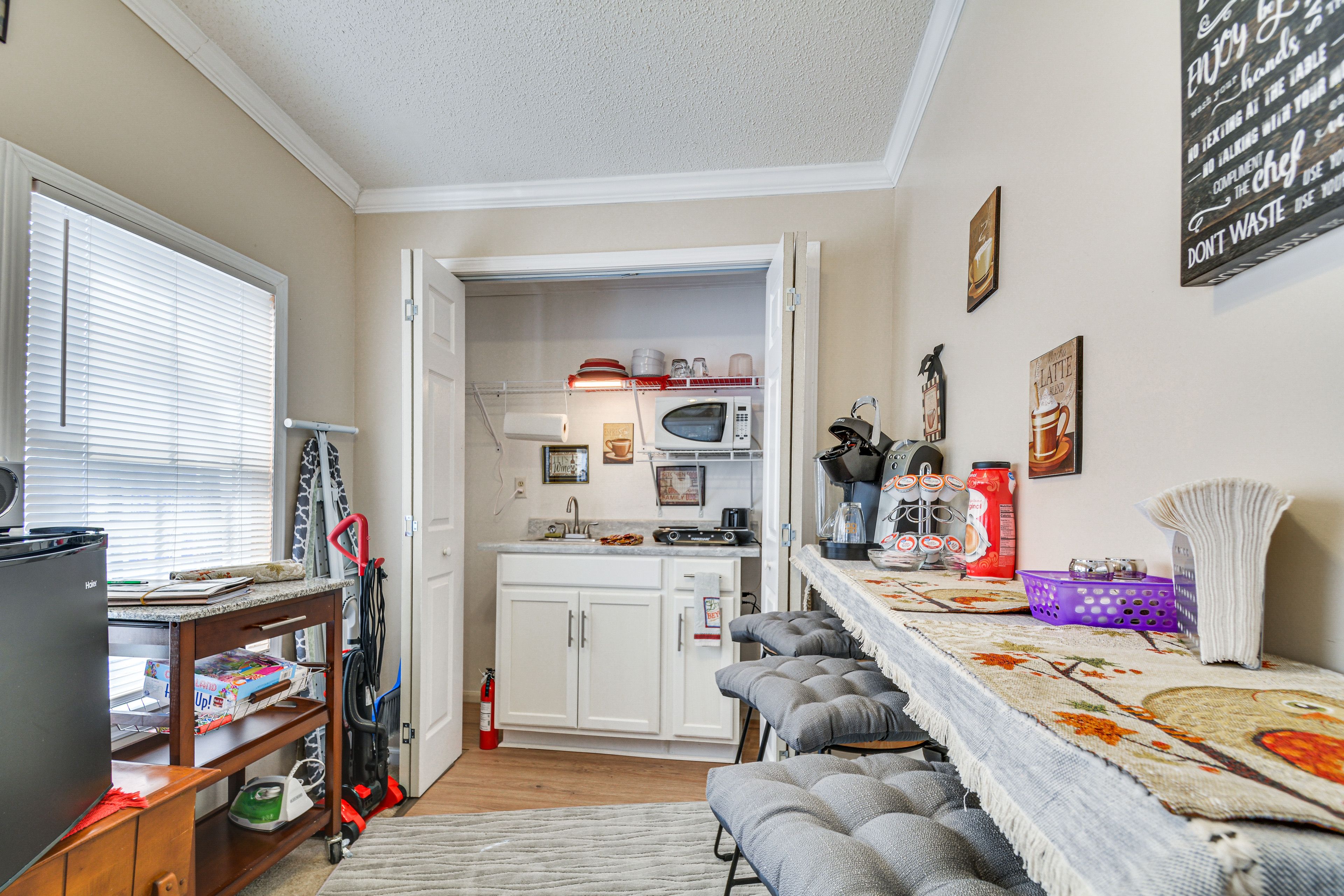Dining Area | Dishware & Flatware Provided