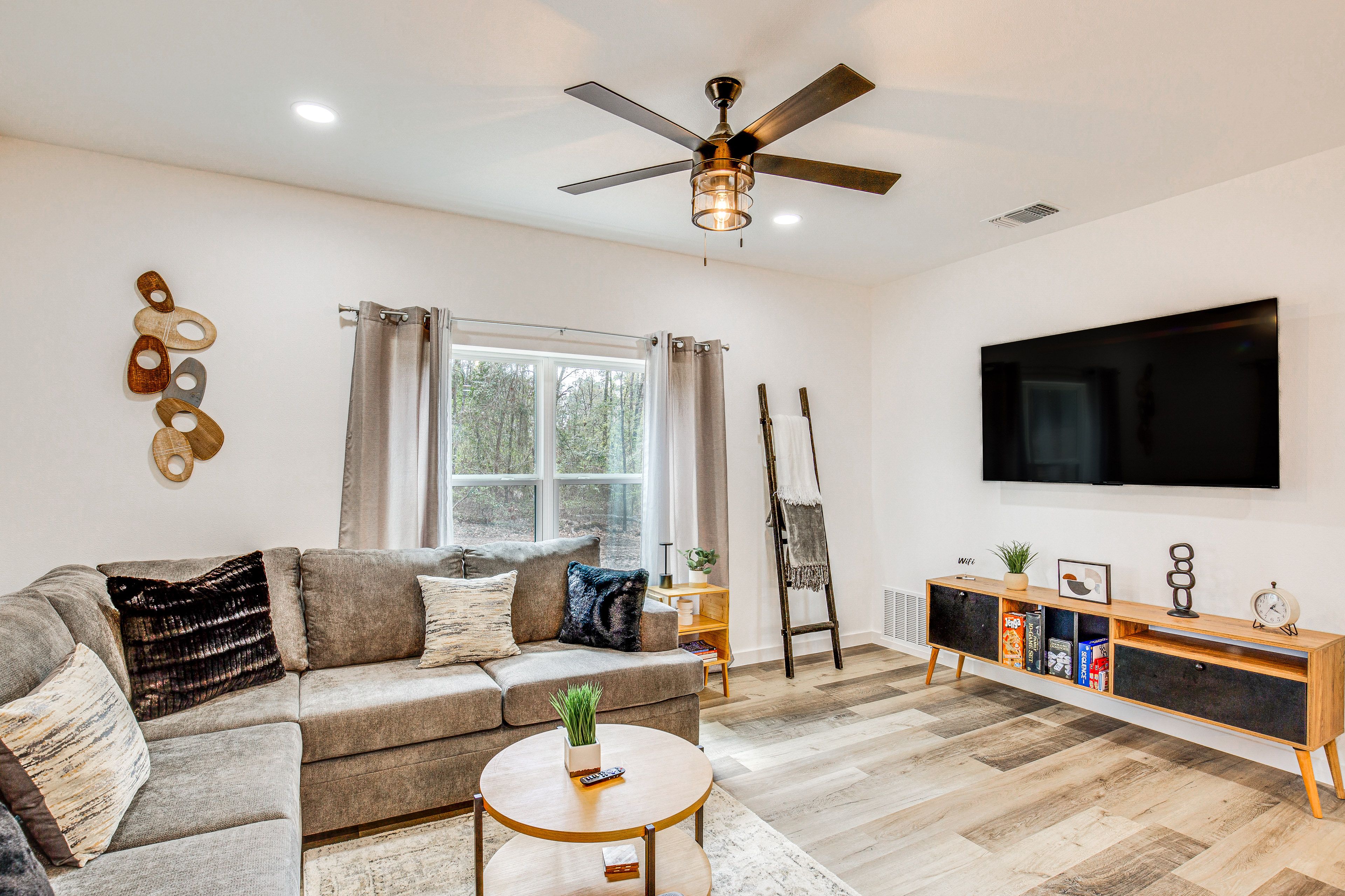 Living Room | Queen Sleeper Sofa | Board Games | Smart TV