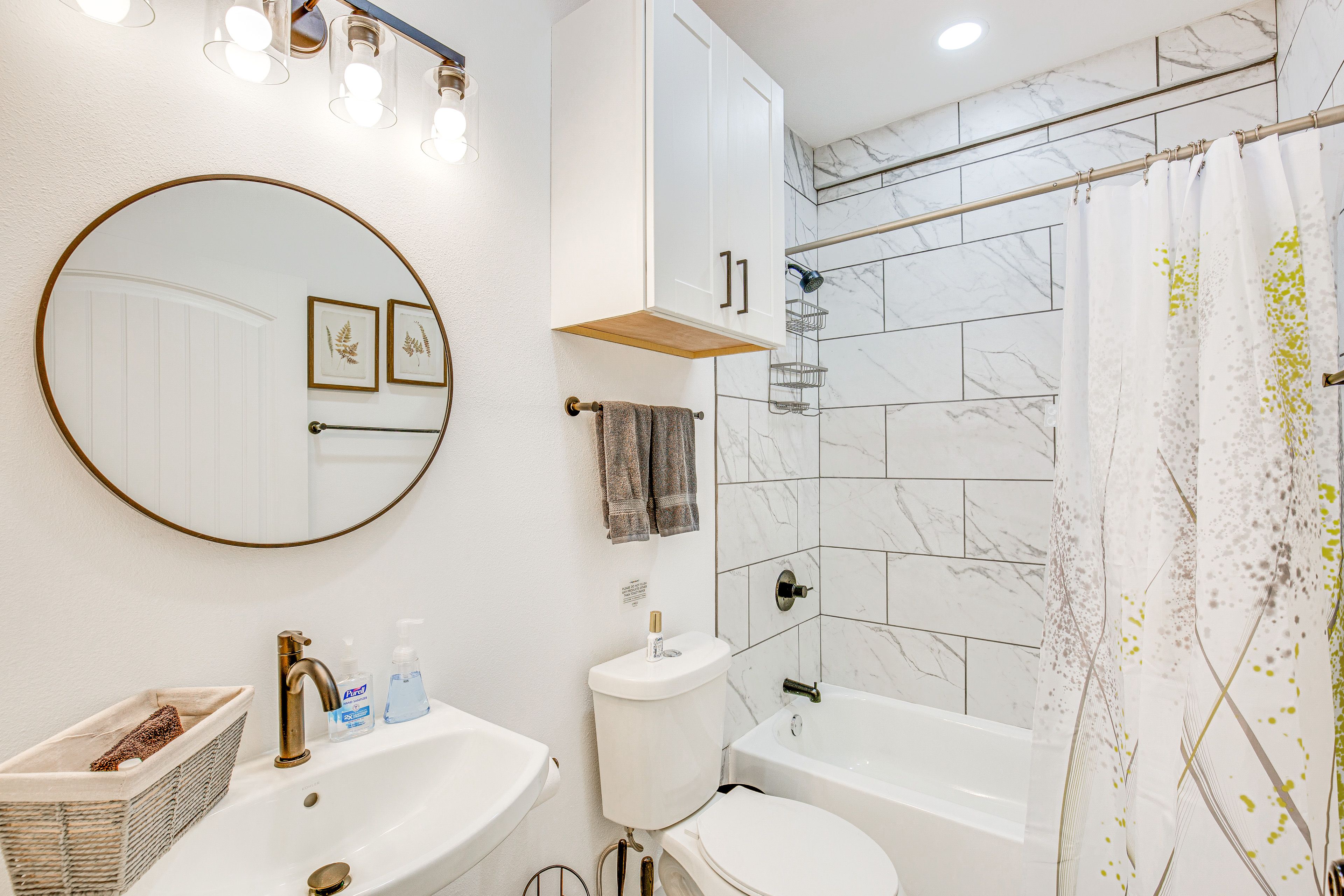 Full Bathroom | Complimentary Toiletries