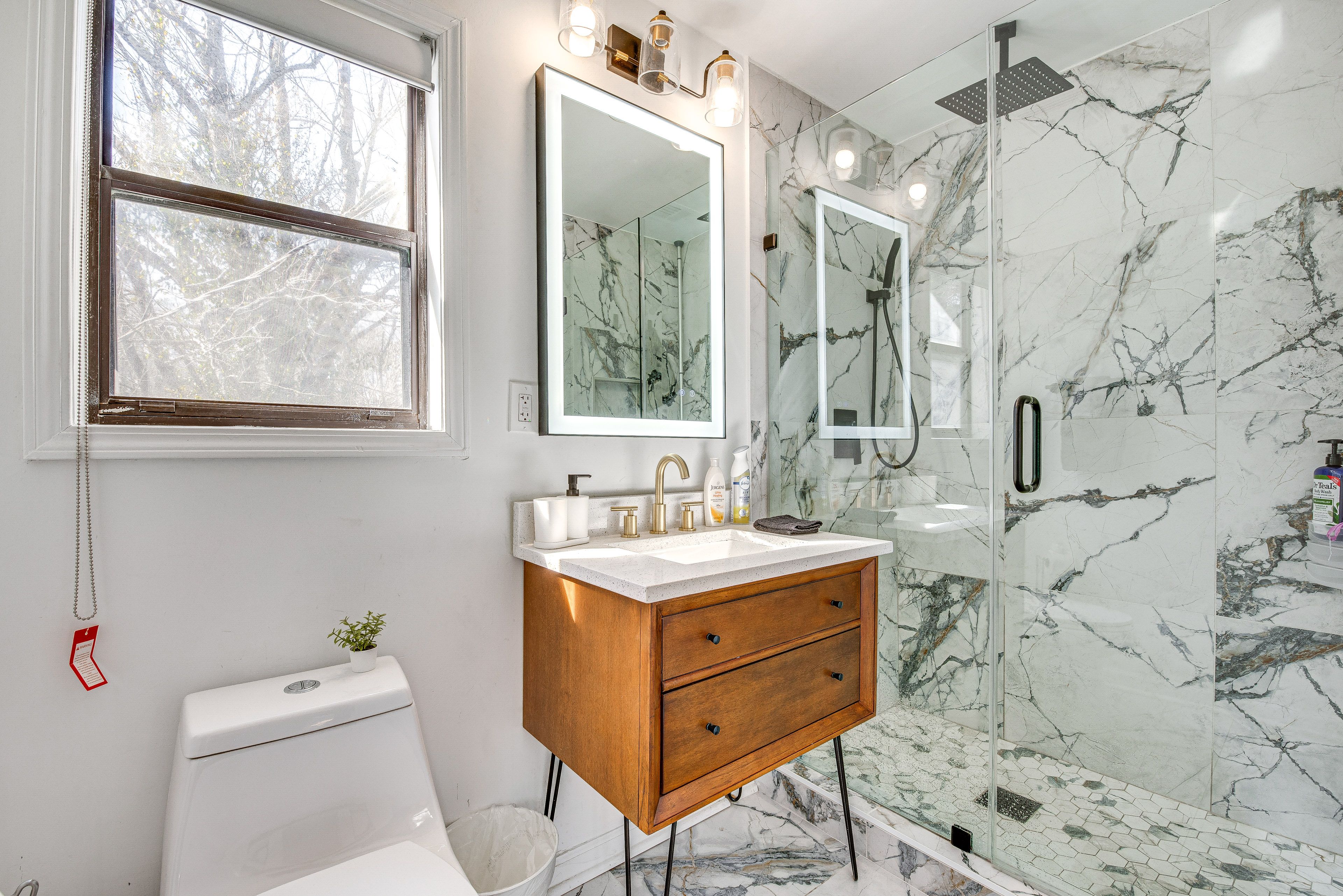 Full Bathroom | 2nd Floor | Towels Provided | Complimentary Toiletries