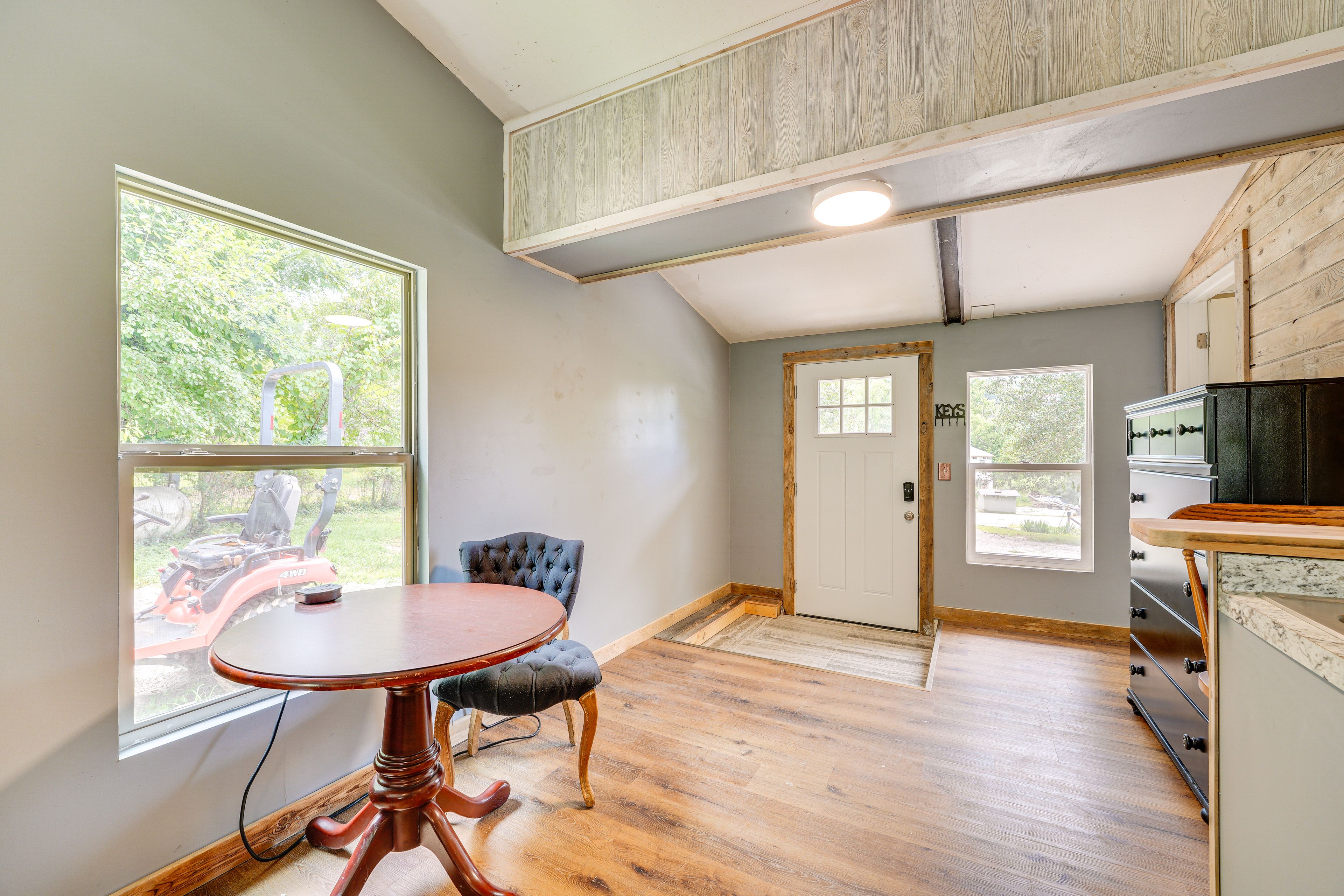 Studio | Dining Area | Dishware/Flatware | Trash Bags/Paper Towels